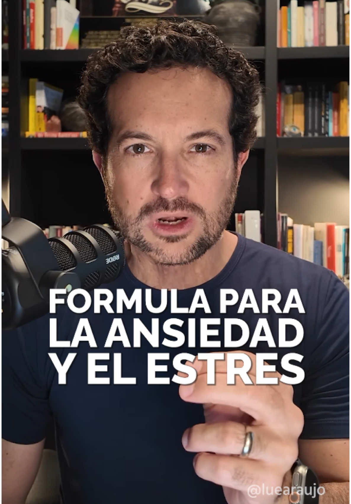 Jiddu Krishnamurti encontró una manera radical de liberarse del estrés y la ansiedad. Su método de tres pasos comienza con dejar de buscar afuera lo que ya tienes dentro. Luego, propone la observación directa de tus pensamientos, sin juzgarlos. Y por último, entender el miedo: no es el enemigo, sino una brújula que te muestra lo que realmente valoras. La paz no está en controlar el mundo exterior, sino en comprenderte a ti mismo. ¿Estás listo para aplicar estos pasos en tu vida? #ansiedad #estres #resultados #coach #boostyourmind #abundace #wealth #personalgrowth #motivation #inspiration #motivacional 