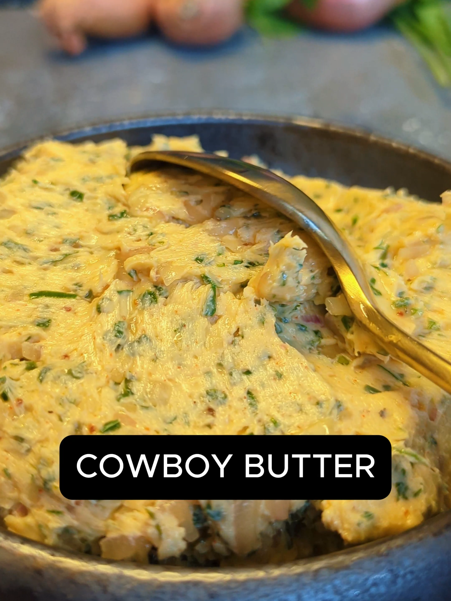 🧈🔥 Cowboy Butter – würzig, cremig, einfach unwiderstehlich! 🤠✨ Rezept: 1) Ein halbes Bund Schnittlauch in feine Röllchen schneiden und Petersilie fein hacken.  2) Eine Schalotte fein würfeln und alles zusammen mit einer gepressten Knoblauchzehe in eine Schüssel geben.  3) Ein TL Meerrettich und Senf hinzufügen.  4) Dann mit je einem halben TL Cayennepfeffer und Paprikapulver würzen.  5) Saft einer halben Bio-Zitrone hineinpressen und alles mit Salz und Pfeffer würzen.  6) Dann 200 g zimmerwarme Butter hinzugeben und alles zu einer glatten Masse verrühren.  7) Abschließend kannst du die Cowboy Butter auf frischem Brot oder aber zu Gegrilltem wie Fisch und Fleisch servieren. #cowboybutter #butter #kräuterbutter #herzhaft #rezept #FoodTok #eatclub