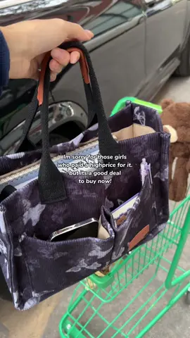 So cute!!!🖤💐🧸#totebags #aesthetic #bagaesthetic #purse #bag #handbag #handbags #shoulderbag #whatsinmybag #whatsinmypurse #cute #toocute #fashion #viral #bagessentials #bagcollection #bags #pursecollection #pursetok #MomsofTikTok #spotlightfinds #newyearnewaura #fashionlook #tiktokshoplastchance 