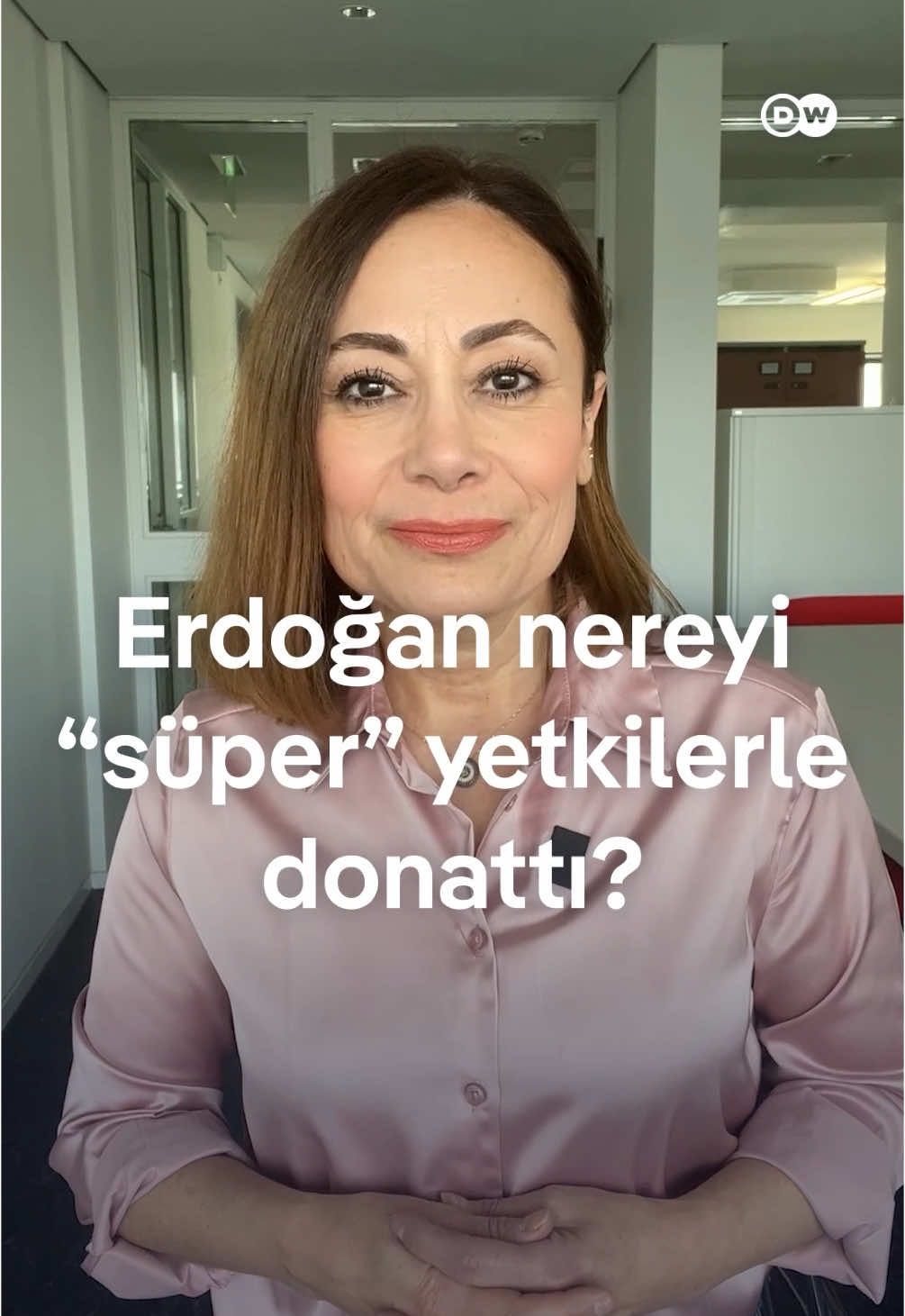 AKP lideri, Cumhurbaşkanı Erdoğan'a bağlı olan Devlet Denetleme Kurulu'na (DDK) verilen yeni yetkiler Resmi Gazete'de yayımlandı. Halihazırda kamu kurumlarının tamamını, meslek odalarını, dernek ve vakıfları denetlemekle görevli olan kurul, Erdoğan’ın talimatı ile hareket ediyor. DDK'nın artık belediyeleri de denetleyebileceğine yönelik yasal düzenlemede müfettişlere görevden alma yetkisi de verildi. Daha önce AYM benzer bir düzenlemeyi iptal etmişti.   #DWHaber #Erdogan #AKP