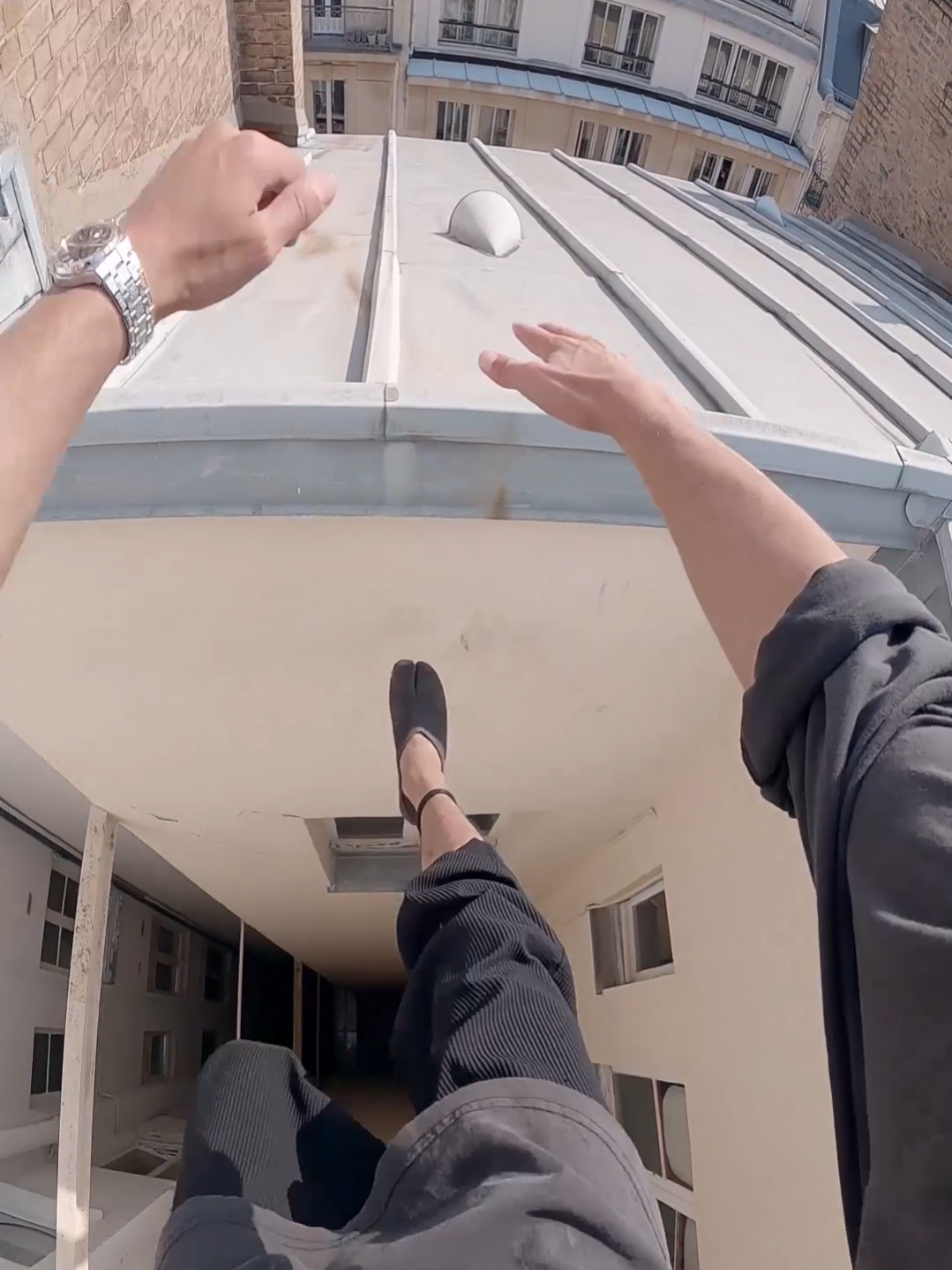 Sous le ciel de Paris. 🐈‍⬛🥷 #parkour #paris #professional 