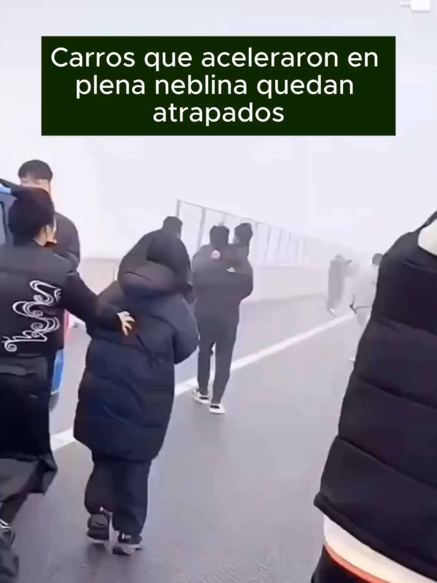 Carros quedan apilados en la calle por neblina que cubría la ciudad. A pesar de las alarma de los otros conductores, no llegaron a detenerse a tiempo. #ozonotelevision #LOÚLTIMO #noticia #ozono #peru #viral #trujillo #lima #susto #miedo #accidente #inseguridad #china