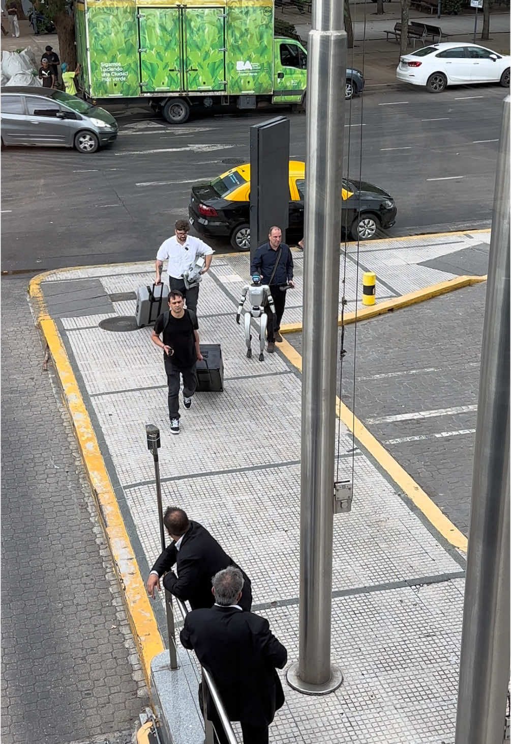 El día más tranquilo en la oficina, traen un robot a pasear en Madero😂 #robot #ai #viral 