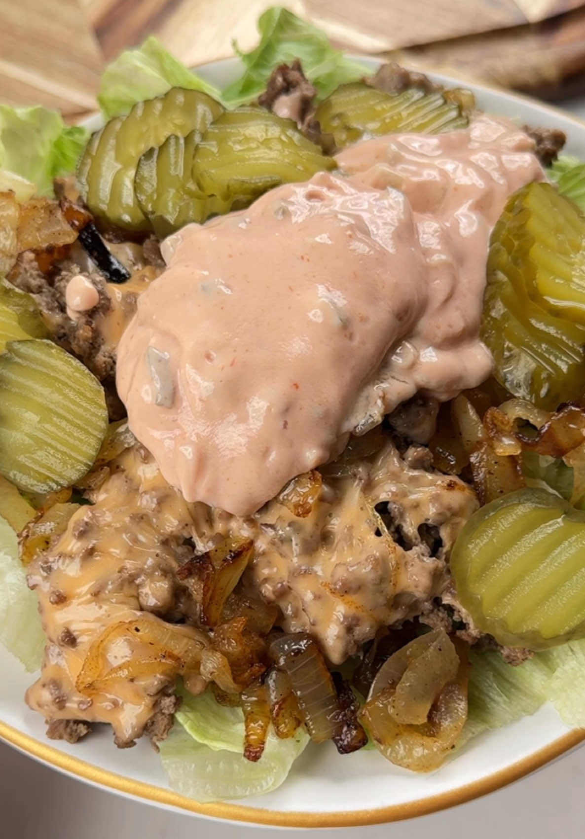 Say “YUM” if you would eat this In-N-Out Burger Bowl 🥗🍔🔥 How to make it: Slice & carmelize onions in butter. Set aside. Then cook some ground beef with mustard until done, top with American cheese and cover until bubbly. Serve over lettuce with spread and enjoy! Recipe for the spread: 1/2 cup mayo (or plain yogurt for less calories) 3 tbsp sugar free ketchup 1-2 tbsp dill relish Splash of white vinegar  Pinch of salt & paprika 