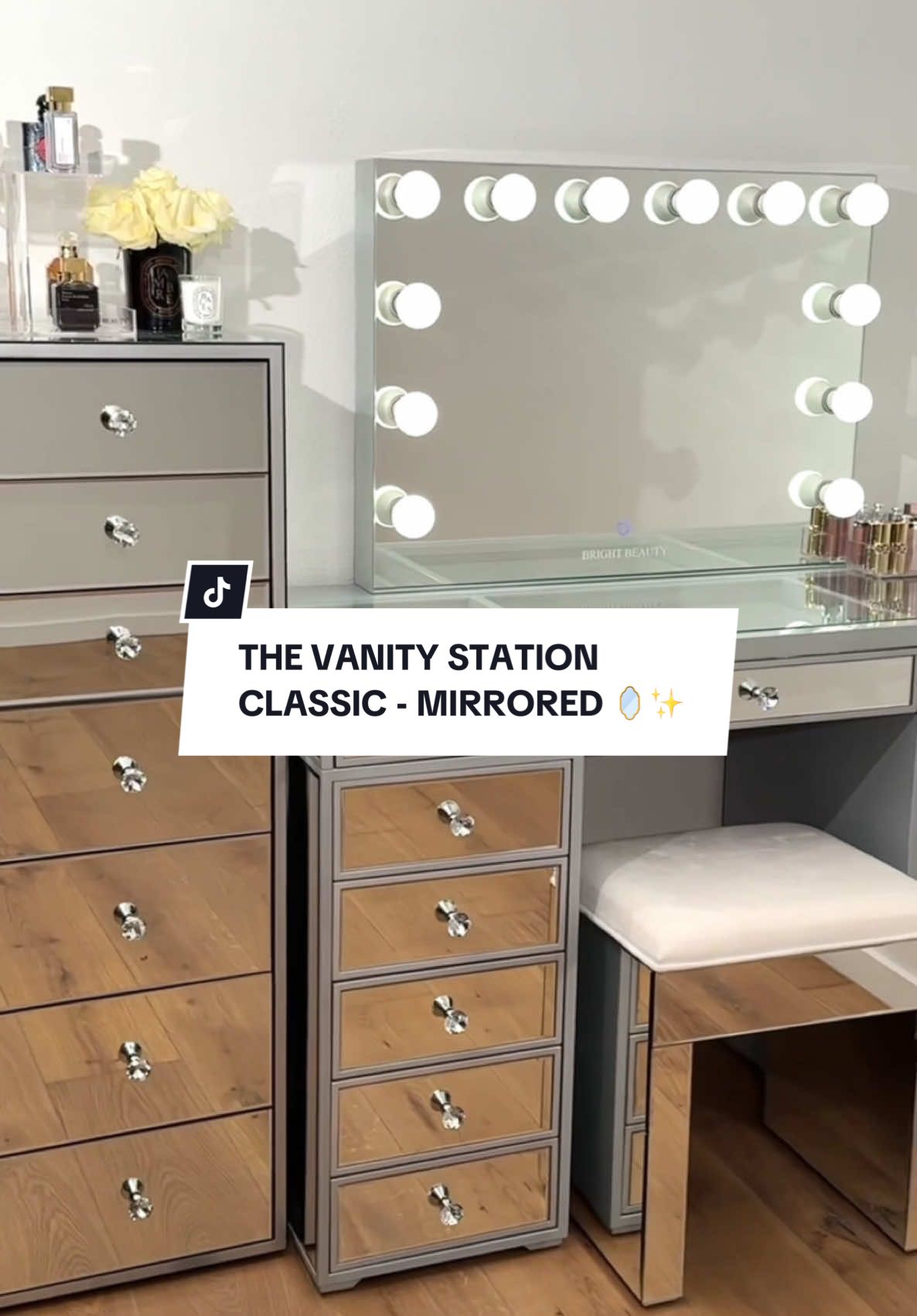 The Vanity Station Classic - Mirrored 🪞✨ Now on sale during our Valentines Sale ♥️ brightbeautyvanity.com • free shipping in Europe #brightbeautyvanity #brightbeauty #hollywoodmirror #makeupmirror #dressingtable #vanitymirror #vanitystation #vanitytable #kaptafel #hollywoodspiegel #makeupspiegel #glamroomgoals #beautyroom #glamroom #vanity #vanityinspo 