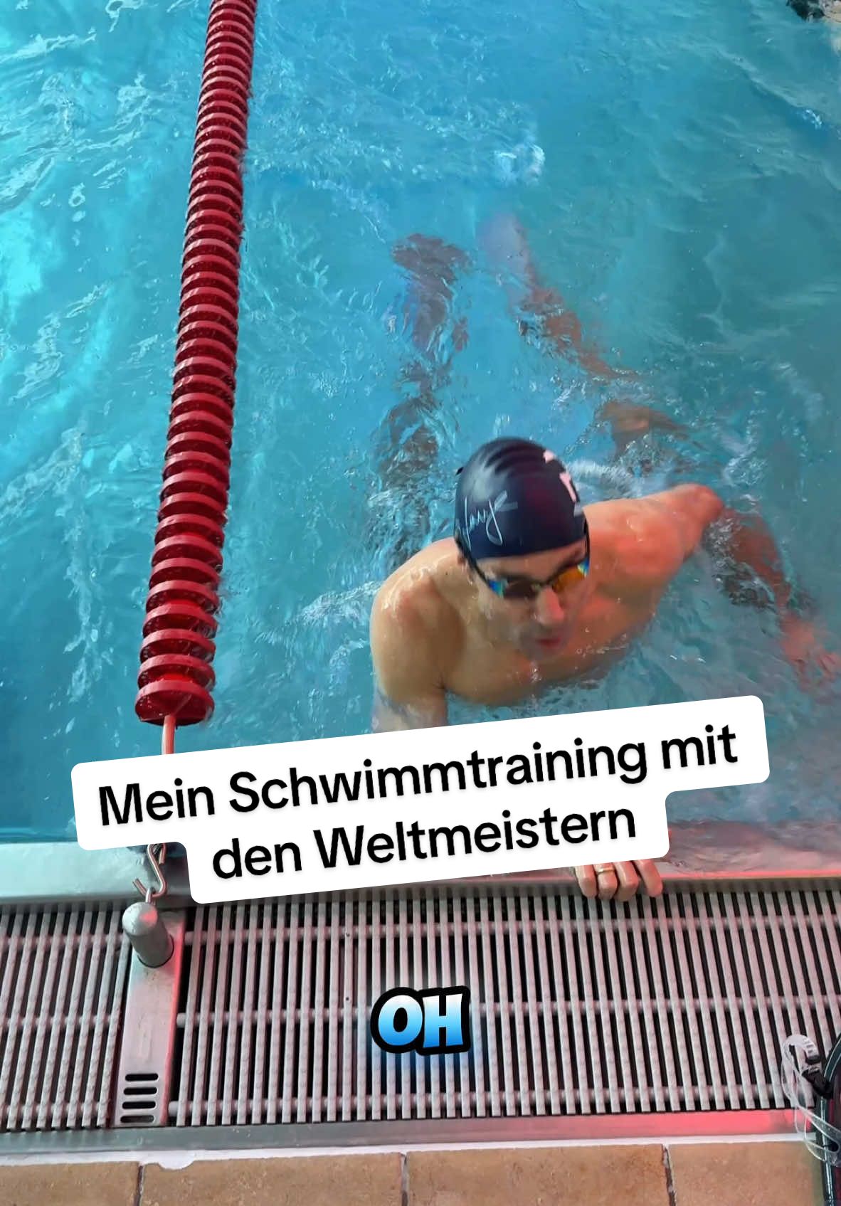 Da hätte ich mir fast beim Schwimmen die Nase gebrochen 😱 Da war ich einfach so schnell, dass ich den Beckenrand gar nicht kommen sehen habe. Das passiert, wenn man mit Profis trainiert und selber ein Amateur ist 😂 #Schwimmen #Schwimmtraing #Weltmeister #CapCut 