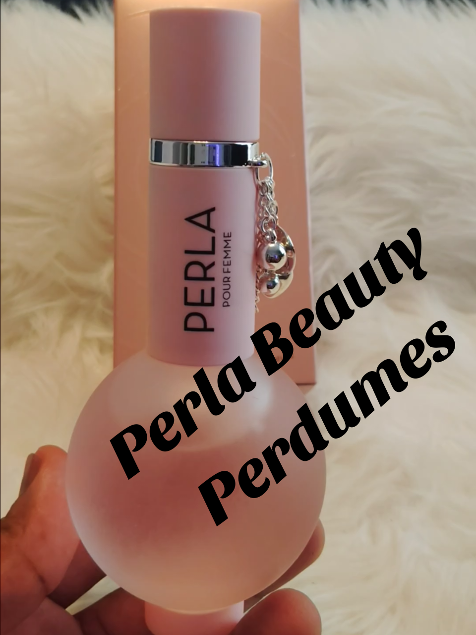 te puedo decir que Perla Pour Femme de Mirada Beauty & Perfumes es una joya. La fragancia es delicada pero poderosa, algo así como si te envolviera en una nube suave, pero con una energía vibrante que te hace sentir única. Me encanta esa mezcla floral que tiene, y el toque de té le da una frescura que te acompaña todo el día. Es perfecto para cualquier ocasión, desde una cita importante hasta un día normal en la oficina.Me siento segura, elegante y como que de alguna manera resalto entre la multitud cuando lo llevo. Es de esos perfumes que no solo te dan una buena fragancia, sino que también reflejan tu personalidad: confiada, dinámica y con estilo. ¡Definitivamente lo recomendaría a todas las mujeres que quieran resaltar su esencia! #perla #perfumetiktok #fyp #viralvideo #flora #eudeparfum #fragancias #citricos ##sanvalentin #gift 