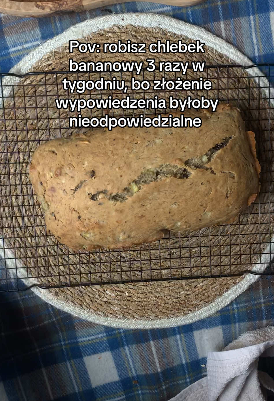 🍌 Ktoś musi zarobić na saszety dla kota… Ale przynajmniej chlebek pyszny • Chlebek bananowy • przepis • pieczenie • hobby • praca • wypowiedzenie • żart  #chlebekbananowy #przepis #pieczenie #praca #corporategirlies #wypowiedzenie #bananabread #Recipe #baking #żart #szybkieprzepisy #olduglyplate #worklife #banan 