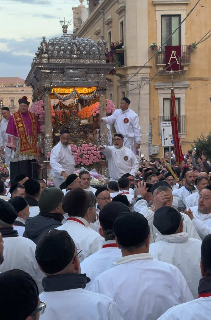 🤍LA FESTA DI SANT’AGATA 2025 A CATANIA 🤍  Martedì 4 FEBBRAIO 2025🗓️ L’emozionante SALITA DEI CAPPUCCINI CITTADINI, W SANT’AGATA  #catania #cataniabedda #cataniagram #cataniainsicily #cataniainsicily❤️🔝 #cataniatoday #cataniacentro #catania_illife #cataniasicily #catania_bestphoto #cataniacity #catania_mia #igersitalia #instagram #agata #santagata #santagata2025 #sicilia #siciliabedda #siciliagram #sicilianelcuore #igersitalia #igcatania #viaetnea #etna #igerssicilia #cittadinisemututtidevotitutti #italiainunoscatto #italian_places #italy🇮🇹 #sicilia_nel_sangue