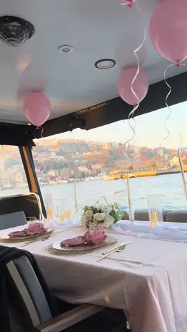 Romantik Table-Setup ♥️ Enjoy a romantic and private Yacht Tour in Istanbul.. www.dreamnightistanbul.net #marriageproposal #proposal #proposalideas #istanbul #yachttour #türkiye🇹🇷 #türkiye #türkiye #türkei #proposalplanner #heiratsantragistanbul #demandeenmariage #hochzeitstag #evlenmeteklifim #geschlechtsparty #genderreveal #heiratsantragtürkei 