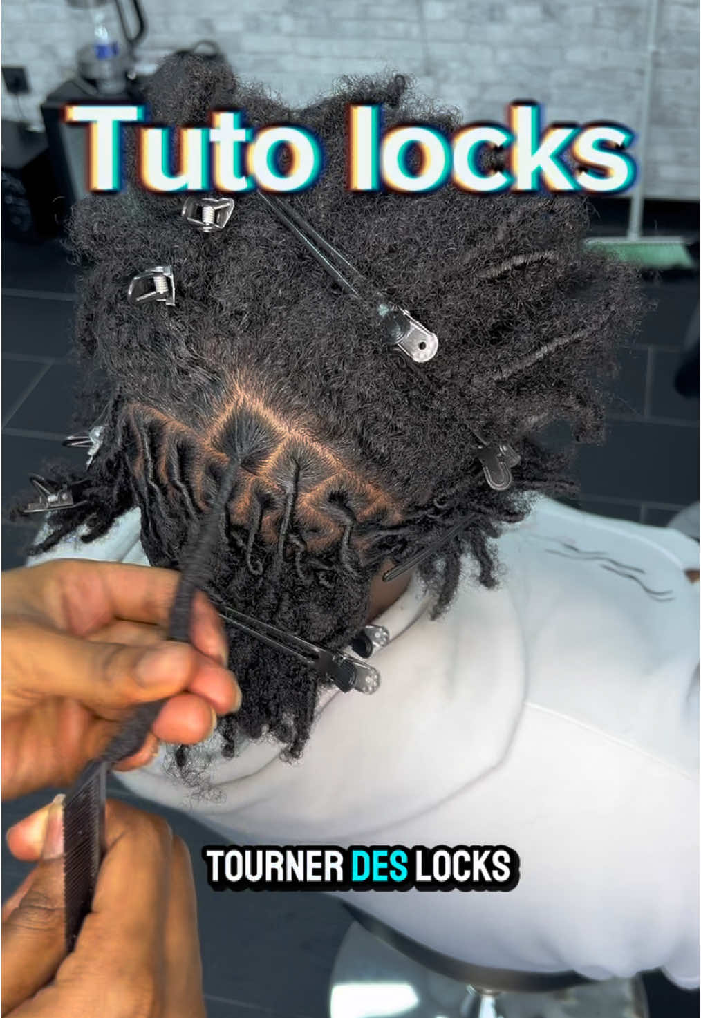 Aujourd’hui on apprends à faire une reprise de locks à l’eau et avec un peigne à pique #locks #coiffure #twist 