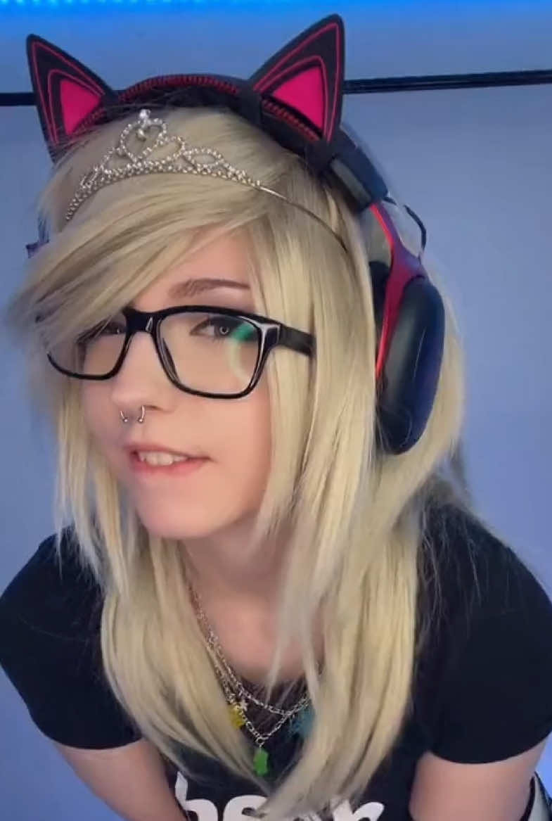 This was so confusing xD @Liinowitsch  #egirl #scenegirl #scenestyle #altgirl #alternative #alternativegirl #oldsound #oldtrend #trend #dance #dancing #princess #GamerGirl #blonde #blondehair #fyp #foryou #viral 