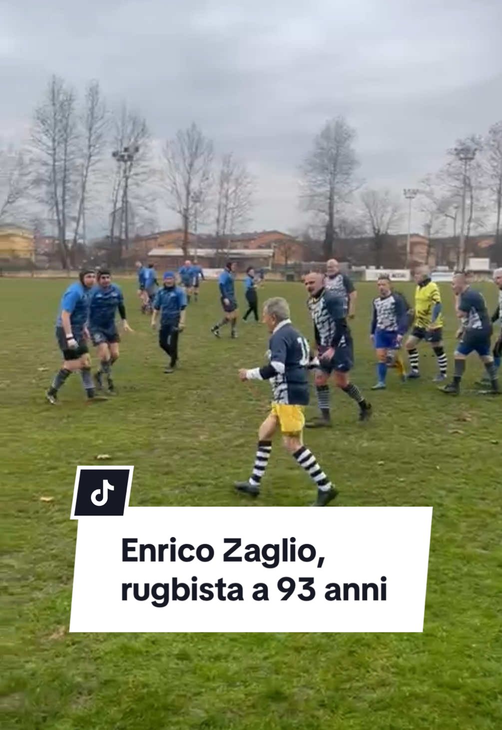 E poi c’è questo signore nato nel 1931 che continua a divertirsi con la palla ovale. 🏉🫶 Enrico Zaglio pochi giorni fa sul campo insieme alla Poderosa Old Rugby Brescia. #storiedisport #sportazzurro #tiktokrugby 