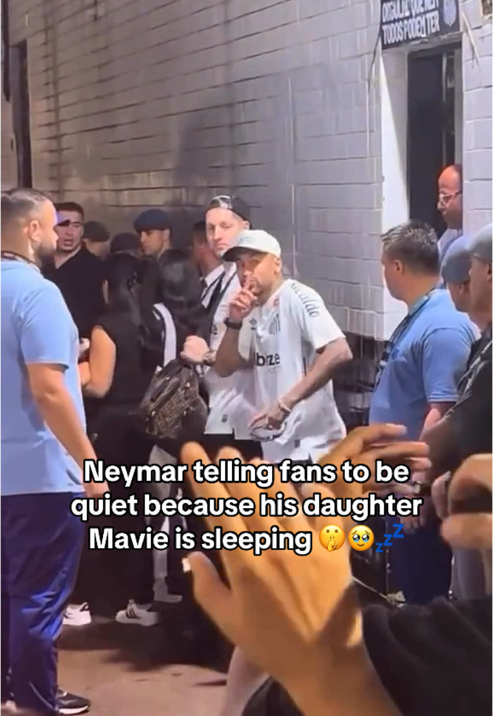 Neymar signing autographs but telling fans to be quiet ❤️😴 Mavie was asleep 🫶🏽 (IG: @neymarjrsiteoficial) #wholesome #respect #mavie #father   #neymar #neymarjr #santosfc #Home #Neymar #neymarjr #Football #footballtiktok #Santos #SantosFC #ballers #risingballers #futbol #futebol #goviral #Soccer #transfer #wholesome #legend #alhilal #wholesome #respect #skills #footballskills 