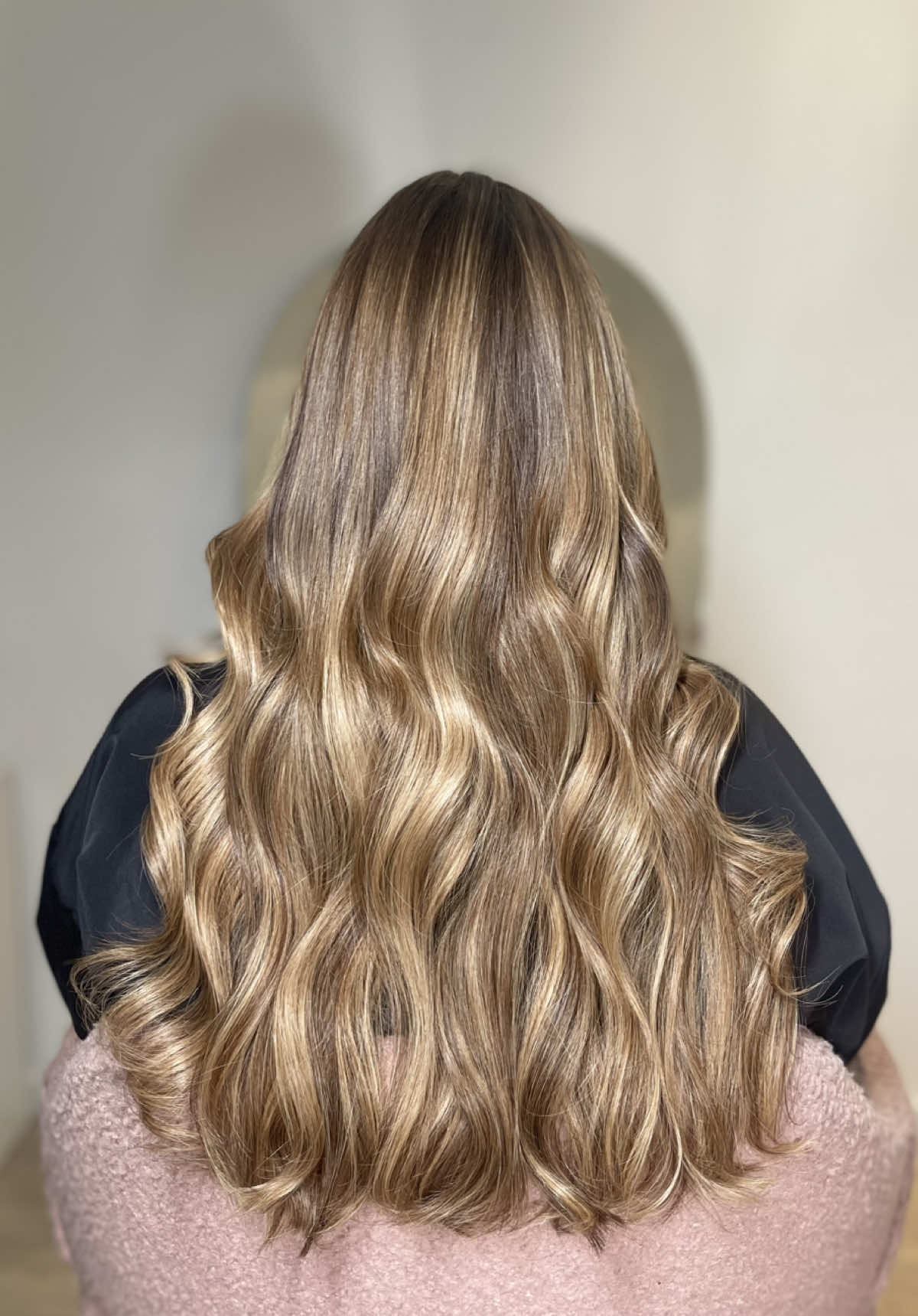 Après 5h de transformation, le résultat en valait la peine😍 Pose d’extensions kératine 175g 50cm🩷 Pour un devis, envoie-moi une photo de tes cheveux au +32 476 07 90 23💌 #extensionsdecheveux #hairextensions #weftextensions #tapeinextensions #belgique #belgium #brussels #bruxelles #europe #extensionsweft #extensionsadhesives #extensions #keratinextensions #ktipextensions #ktips #waxextensions 