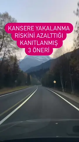 📌1.)Haftada 200 dakika düzenli egzersiz yapmak, kanserden korunma ve genel sağlık için önemli bir katkı sağlar. Egzersiz, kilo kontrolüne yardımcı olarak obeziteye bağlı kanser riskini azaltır. Bunun yanında, düzenli fiziksel aktivite hormon seviyelerini (örneğin östrojen ve insülin) düzenleyerek meme, kolon ve rahim kanseri gibi hormonlarla ilişkili kanser türlerinin oluşma riskini düşürebilir. Egzersiz ayrıca iltihaplanmayı azaltır, bağışıklık sistemini güçlendirir ve vücuttaki serbest radikal hasarını azaltarak hücrelerin sağlıklı kalmasına destek olur. 📌2.)Vücut ağırlığını ve beden ölçülerini sağlık açısından önerilen aralıkta tutmak, kanser riskini azaltmada önemli bir faktördür. Fazla kilo ve obezite,karın çevresinde biriken yağ dokusu, hormon üretimini etkileyerek kansere yatkınlığı artırabilir. Sağlıklı bir vücut ağırlığı ve beden ölçüsü, metabolizmayı düzenler, bağışıklık sistemini destekler ve kansere neden olabilecek zararlı süreçleri sınırlandırır. Bu nedenle, sağlıklı bir yaşam tarzıyla ideal kilo aralığında kalmak, kanserden korunma için güçlü bir önlemdir. 📌3.)Günde 5 porsiyon sebze ve meyve tüketmek, kanser riskini azaltmada önemli bir rol oynar. Sebze ve meyveler, vücudu serbest radikallerin zararlarından koruyan antioksidanlar, lifler ve fitokimyasallar bakımından zengindir. Bu bileşenler, hücre hasarını önleyerek kansere neden olabilecek süreçleri engelleyebilir. Ayrıca, sebze ve meyvelerin yüksek lif içeriği sindirim sistemi sağlığını destekler ve özellikle kolon kanseri riskini düşürür. Renkli ve çeşitli sebze-meyve tüketimi, farklı vitamin ve mineralleri almayı sağlayarak kansere karşı güçlü bir koruma sağlar. #kanser #memekanseri #onkolojidiyetisyenliği #diyetisyen #kiloverme #zayıflama #sağlıklıbeslenme #sağlıklıyaşam #insülindirenci #beslenmeuzmanı
