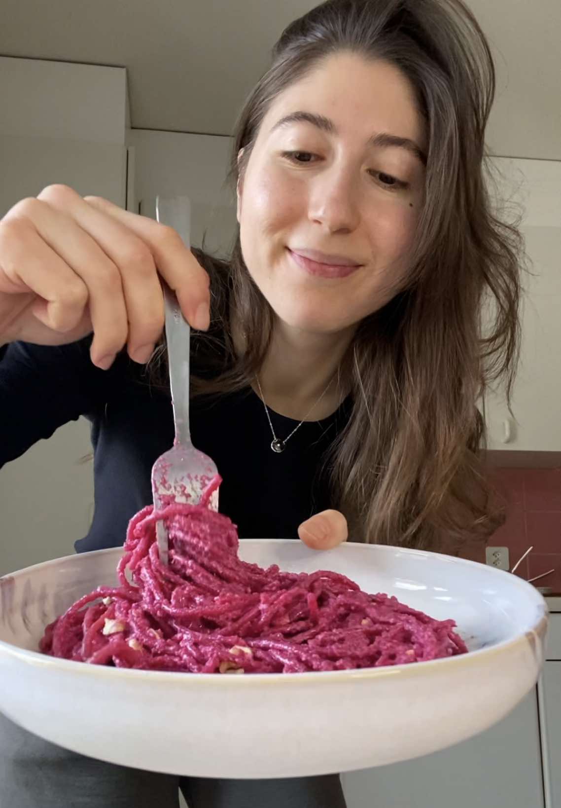 Pourquoi parfaite pendant tes règles ? 🩸 * Betterave = régulation de la pression artérielle liée à une diminution des crampes menstruelles * Tahin = riche en fer, calcium et vitamine B9 * citron = riche en vitamice C permettant l’absorption de fer * noix de cajou = riche en magnésium et fer * thym & cumin = riche en fer et magnésium  * levure nutritionnelle = riche en protéines et complexe en vitamine B  🛒 Ingrédients * 3 betteraves cuites * 2 càs de tahin * 3 càs de levure nutritionnelle * 1 citron * 70g de noix de cajou * 1 càs d’huile d’olive * 250 mL d’eau de cuisson des pâtes * cumin, thym et sel de Guérande (selon tes préférences) 🤍 Coucou moi c’est Rebecca ! Diplômée en nutrition et santé, et spécialiste en ingénierie alimentaire, je t’aide à combler tes carences pour mieux vivre ton cycle menstruel 🤍 #recetteanticarence  #carenceenfer #menstruation #cyclemenstruel #regimeantiinflammatoire #micronutrition #spm 
