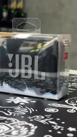 A JBL Go 3 é uma caixa de som portátil que oferece som potente e design arrojado. Com classificação IP67, é resistente à água e poeira, permitindo que você a leve para qualquer lugar. Desfrute de até 5 horas de reprodução contínua com conectividade Bluetooth estável.##jbl#som#musica#umucell 