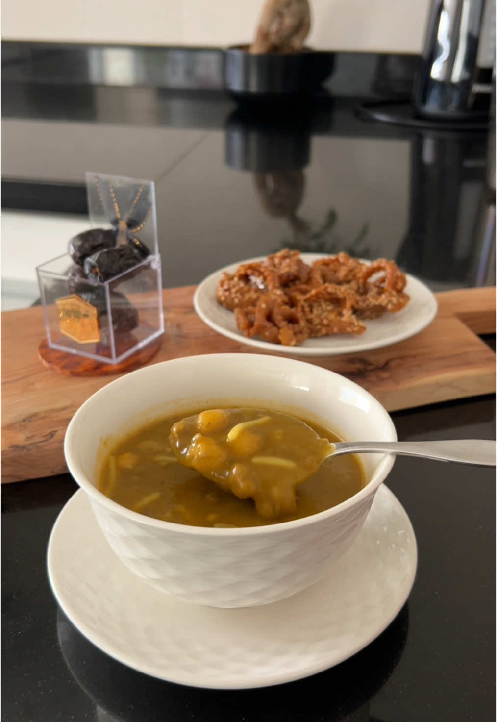 Cuando me apetece algo reconfortante siempre pienso en esta sopa🇲🇦 No solo es rica sino también fácil de preparar. Has probado esta sopa alguna vez?! Qué opinas?! #harira #comidamarroqui #recetasfaciles #sopa 