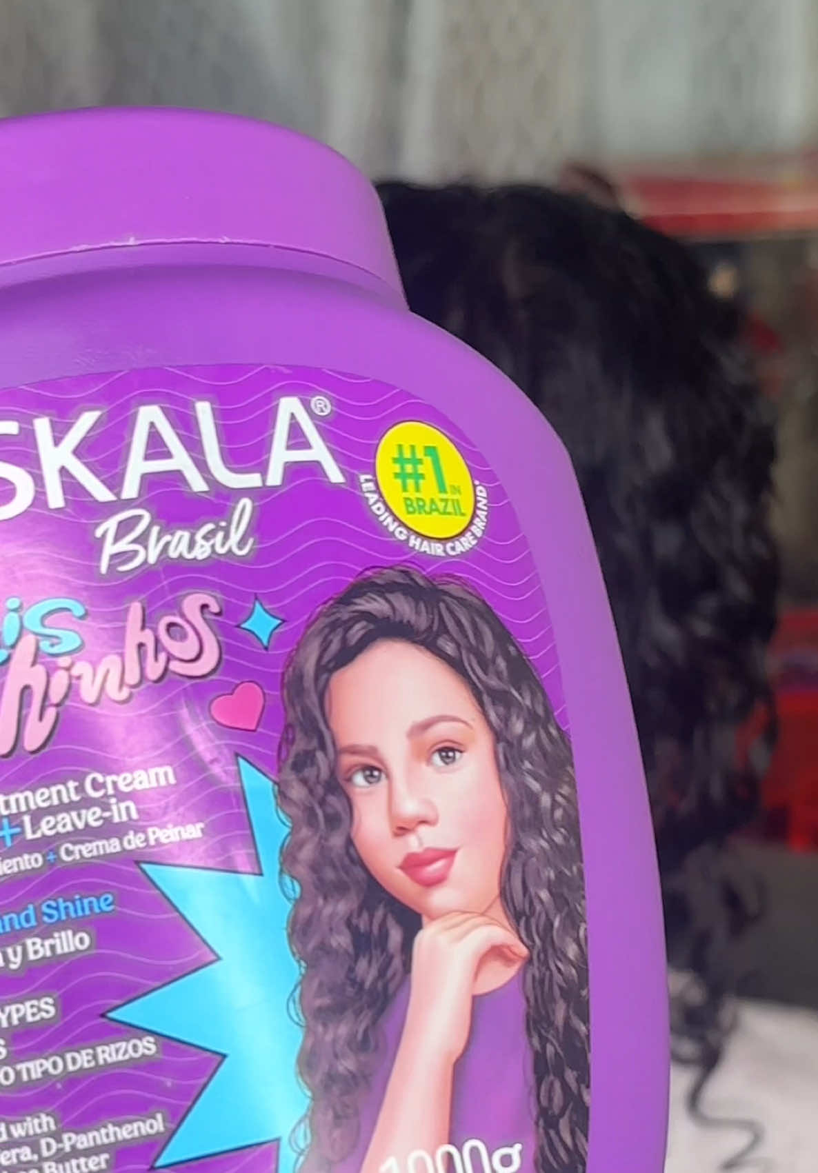 Curly hair goals unlocked! ✨💜 Loving the Skala Expert #MaisCachinhos treatment for soft, hydrated curls. Perfect for little ones or anyone embracing their natural texture! Bonus: it’s 100% vegan 🌱. Have you tried it yet? #CurlyHairCare #SkalaExpert @Skala Cosméticos 