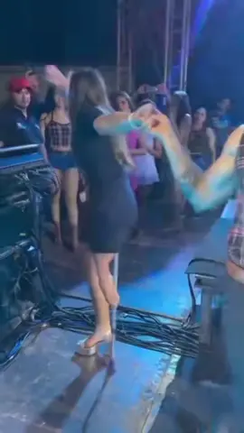 ELLA ES MIKAELI LA PATA LICEADA TIENE UNA PATA MAS PEKEÑA K LA OTRA Y NO USA ZAPATO EN SU PIESITO PEKEÑO PORK SE CAE K HERMOSA LICEADA ES MIKAELI LA PATA PEKEÑA BONITA 