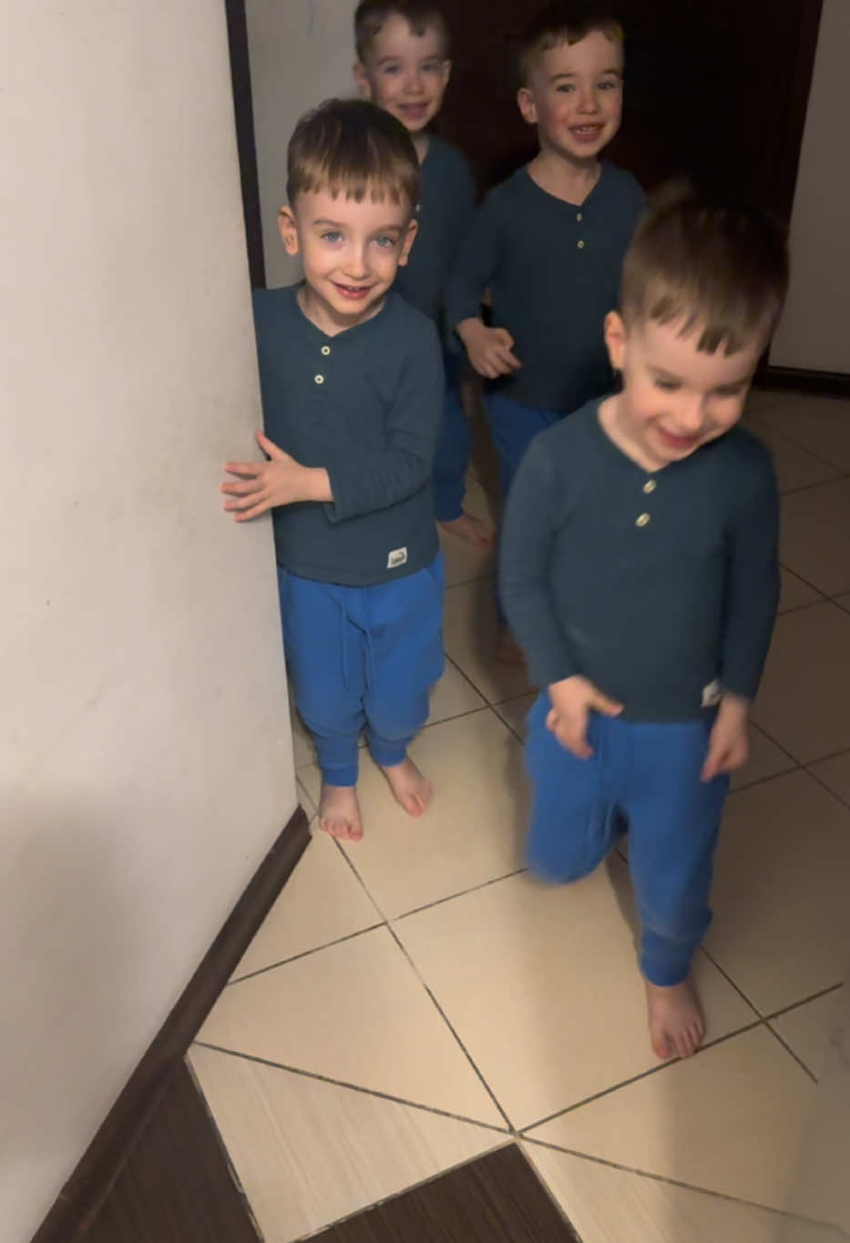 С каждым разом всё сложнее уложить этих веселунов)  #quadruplets #четверняшки #дети #twins #czworaczki #dzieci #boys #brothers #loveyou #приколы #квадромама 