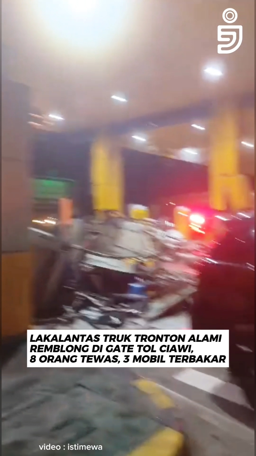 Kecelakaan beruntun terjadi di Gate Tol 2 Ciawi, Bogor Timur, pada Selasa (4/2) sekitar pukul 23.30 WIB akibat truk tronton bermuatan galon air yang mengalami rem blong. Truk menabrak sejumlah kendaraan yang sedang melakukan transaksi e-tol, menyebabkan tiga kendaraan terbakar dan tiga lainnya rusak.   - Kapolresta Bogor Kota, Kombes Pol Eko Prasetyo, mengonfirmasi bahwa insiden ini mengakibatkan delapan orang tewas dan 11 lainnya luka-luka.   - Sebagai langkah penanganan, Jasa Marga mengalihkan arus lalu lintas dari GT Ciawi 2 ke GT Bogor 2, serta menutup sementara akses menuju Jakarta. - BACA BERITA LENGKAPNYA DI :  https://jabarekspres.com/berita/2025/02/05/kecelakaan-beruntun-di-gate-tol-ciawi-truk-toronton-diduga-remblong-8-orang-tewas-dan-3-kendaraan-terbakar/ . . #jabarekspres #tolciawi #ciawi #bogor #infobogor #bogorupdate #lakalantas 