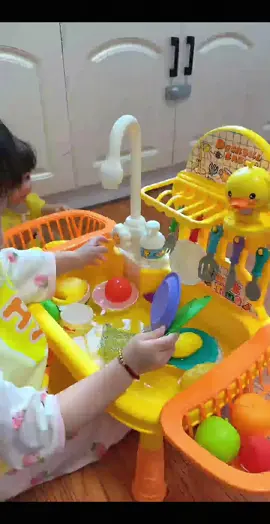Kid can play with this kitchen sink toy All day