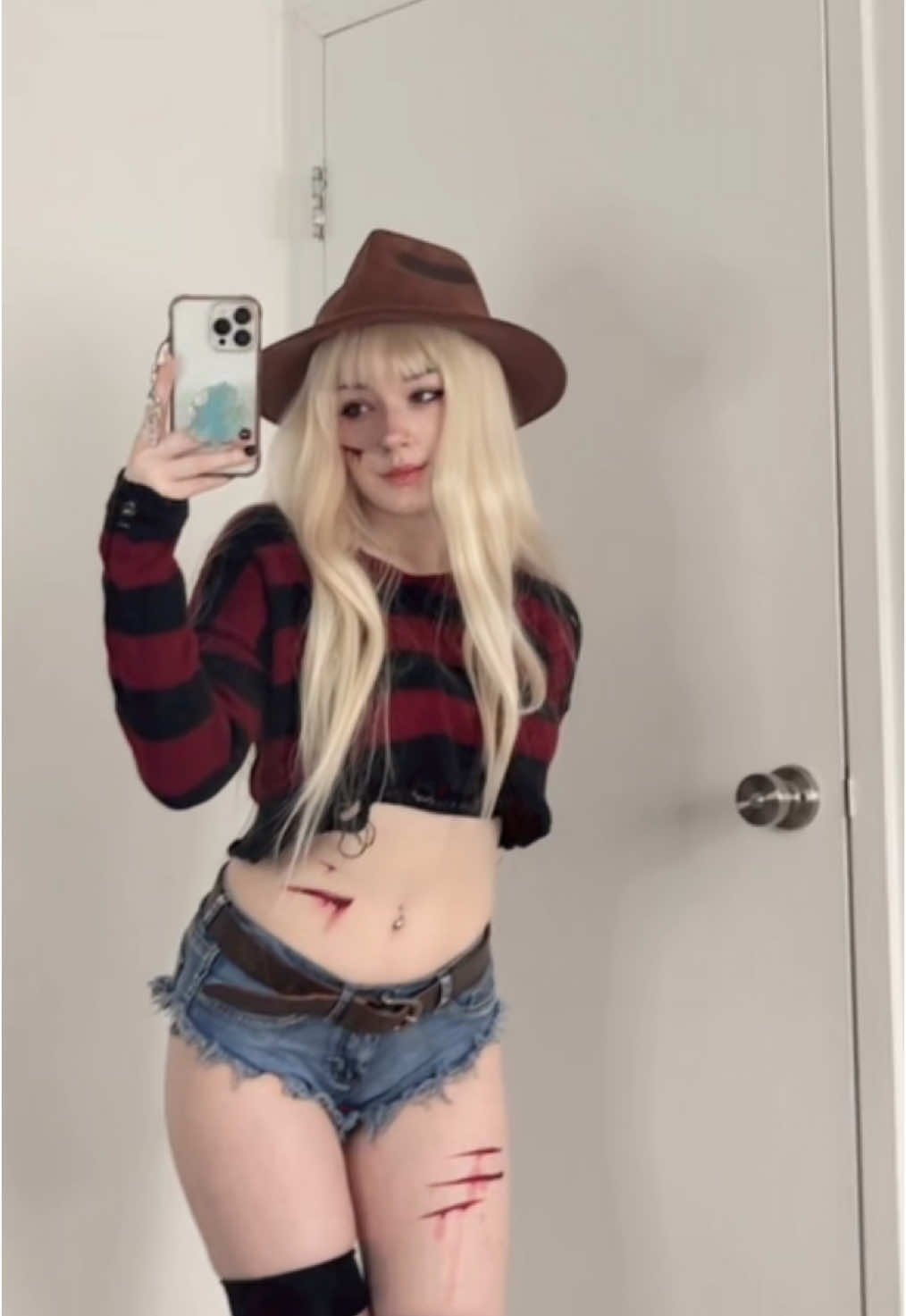 i miss halloween time 🥲  #halloween #halloweencosplay #spookyseason #freddykruger #freddykrugercosplay #cosplaygirl #cosplayer #horrorcosplay #fyp #foryou 