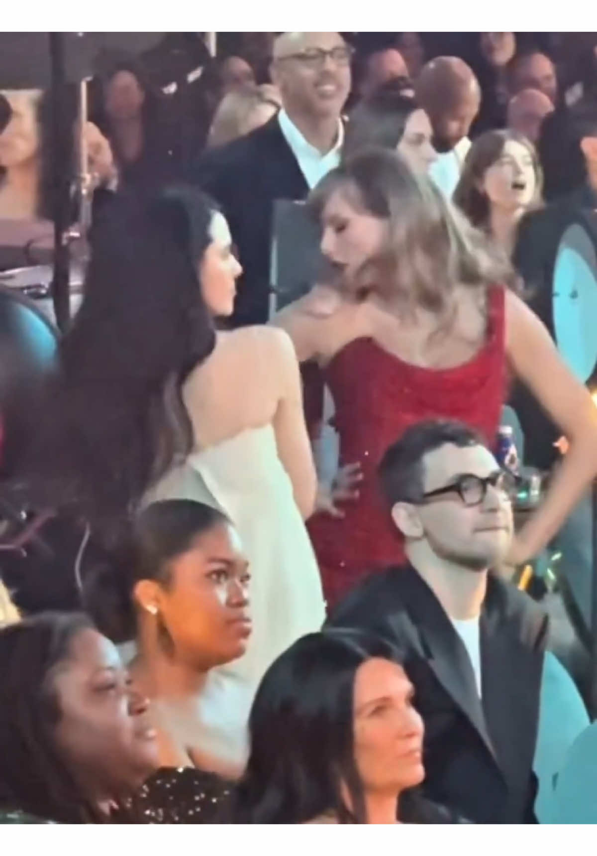 taylor and margaret dancing to birds of a feather at the grammys! #taylorswift #magaretqualley #grammys2025 #grammys #blowup #foryoupage #foru #foryou #viral #swiftie #swifttok #swiftiesoftiktok #fyp #birdsofafeather