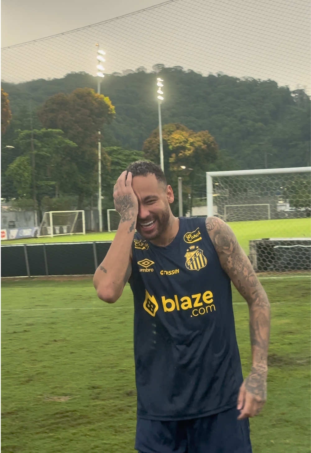 𝑰 𝒅𝒐𝒏'𝒕 𝒖𝒏𝒅𝒆𝒓𝒔𝒕𝒂𝒏𝒅 𝒘𝒉𝒚 𝒚𝒐𝒖'𝒓𝒆 𝒔𝒐 𝒄𝒐𝒍𝒅 🎶❄️ #SantosFC #TikTokEsportes #neymar #neymarjr #penalti #penalty 