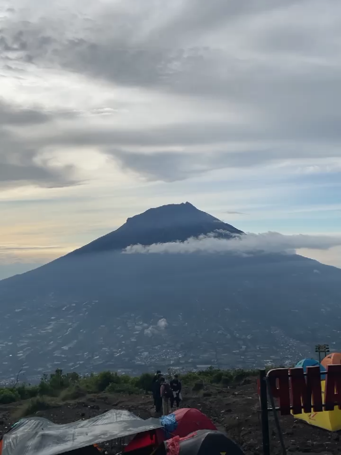 endingnya kalo gak kapok ya kecanduan😆 #dmzmlyna #sindoromountain #sindoroviakledung #pendakigunung #sunrisecampsindoro #gunung #mountain 