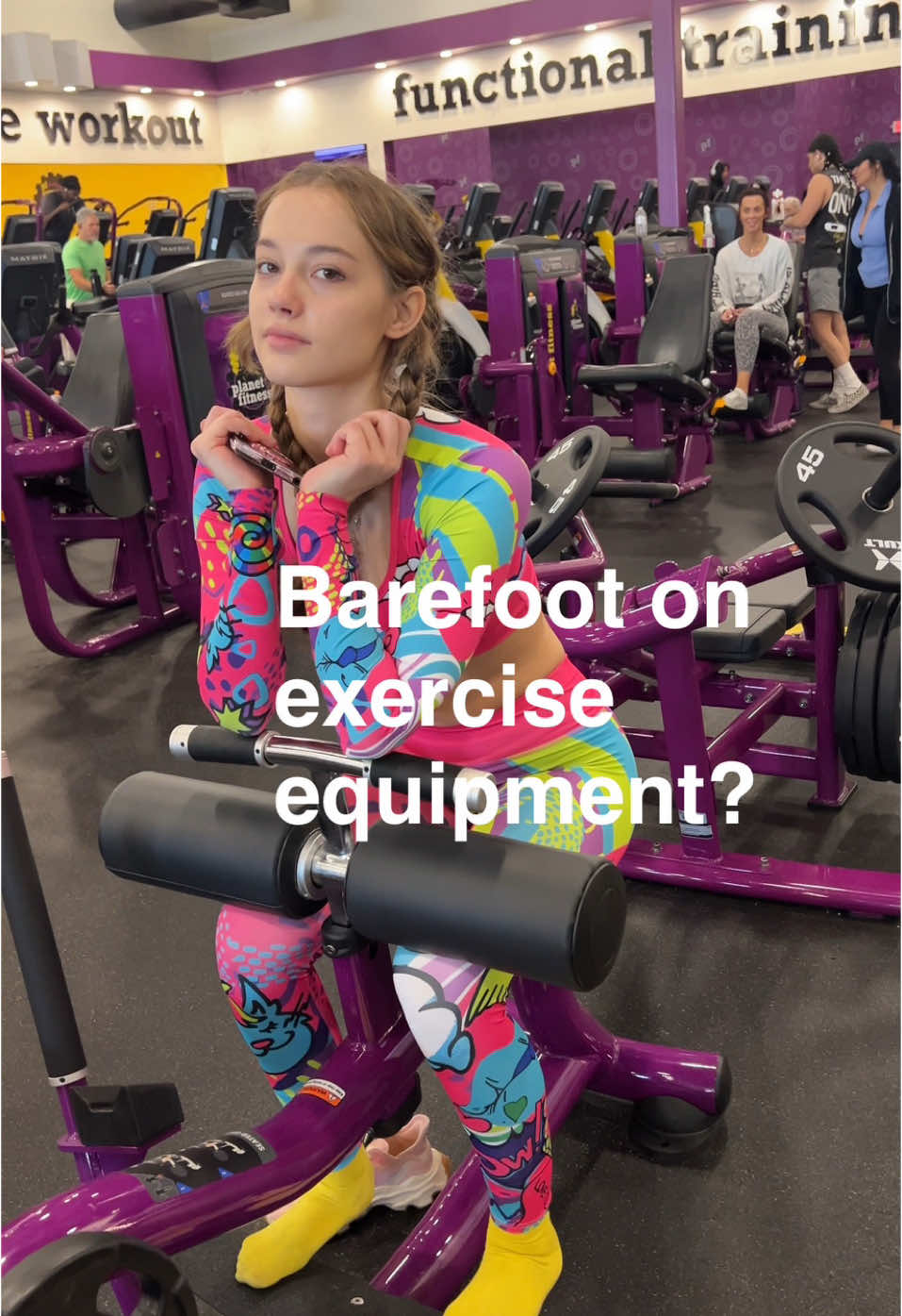 Do you think it's possible to train barefoot? And why did I take off my sneakers? #анфисаряжкина #Anfisa #Анфиса #фитнес #фитоняшка #sport 