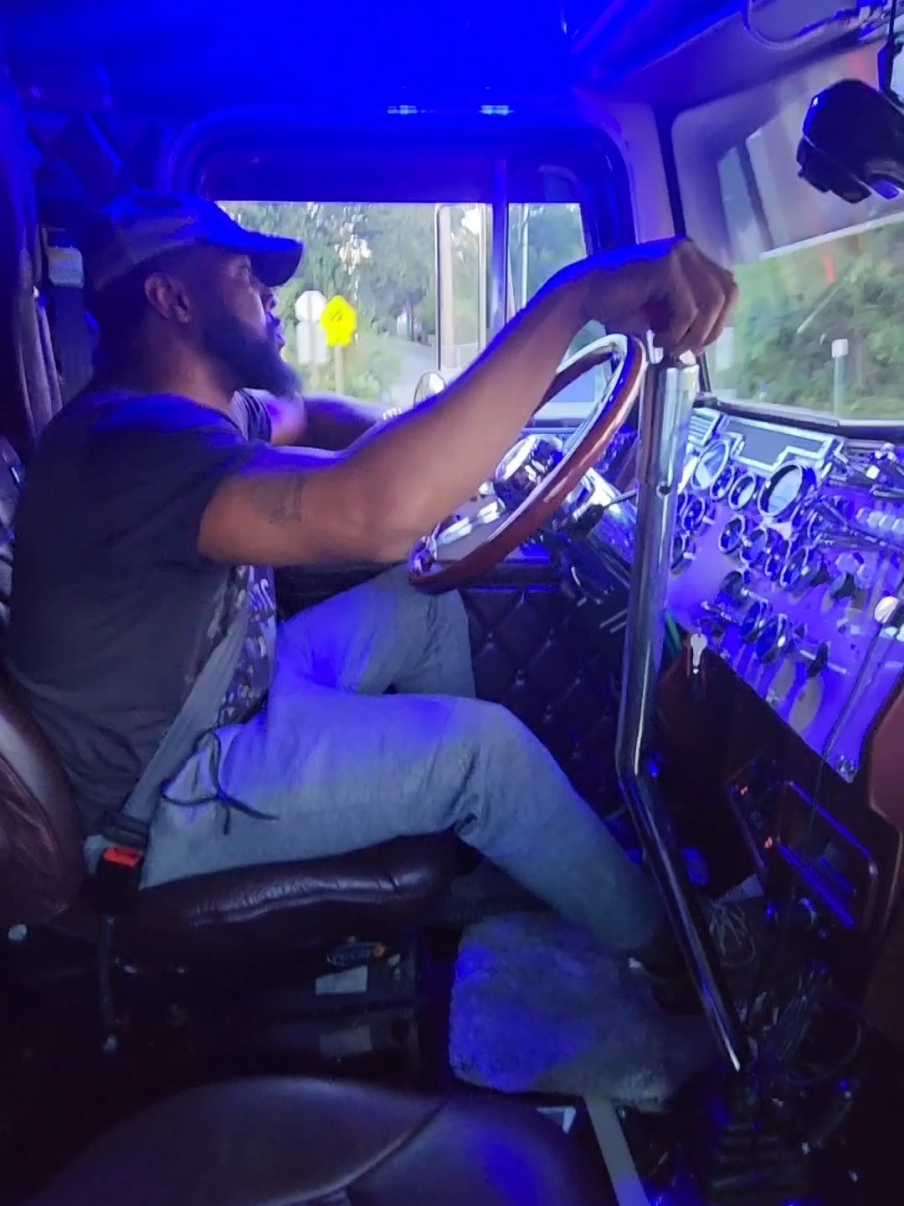 #creatorsearchinsights #trucker #trucking #truckersoftiktok #trucktok #trucktok🔥 #fyp #fypシ #fypage #fypシ゚viral #caterpillar #semitruck #kenworth #peterbilt #largecar #truckerlife #marvelousmarv #presyjay 