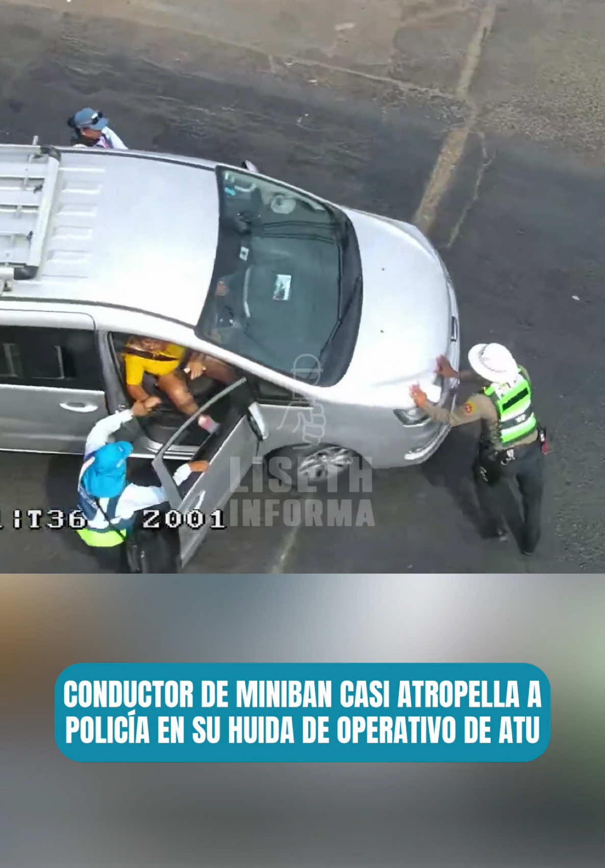 🚨  CONDUCTOR DE MINIBAN CASI ATROPELLA A POLICÍA EN SU HUIDA DE OPERATIVO DE ATU 🚨 Durante un operativo conjunto entre la ATU y efectivos de Tránsito, una miniván de color plomo, marca JAC, con placa CBI-194, fue intervenida.  Las imágenes muestran claramente cómo el conductor intentó huir en todo momento, sin importarle el riesgo que representaba para el personal de la ATU y la Policía. Gracias a la rápida acción de las autoridades, el vehículo fue capturado y trasladado a la Comisaría de Santa Clara para las investigaciones correspondientes. ⚠️ Este tipo de conductores representan un peligro para todos. Respetar la autoridad y las normas de tránsito es fundamental para la seguridad vial. #LisethInforma #IntentoDeFuga #OperativoATU #SeguridadVial #PeligroAlVolante