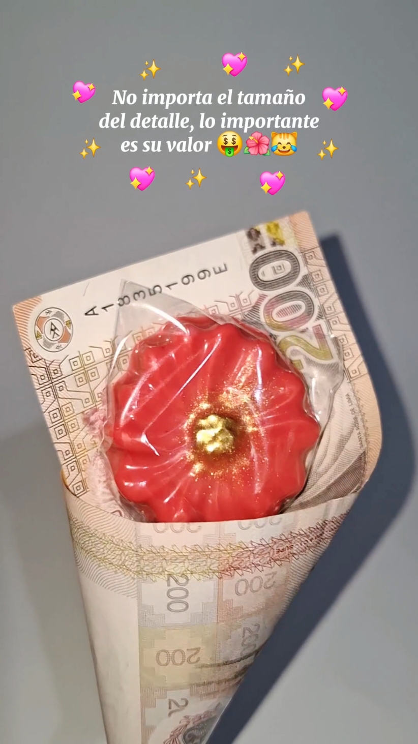 No importa el tamaño del detalle, lo importante es su valor 🤭🤑🤣 Billete Santa Rosa 🤑🤣 #santarosa #billetes #flores #chocolate #broma #risa #regalos #chocolateria #detalles #detallespersonalizados #detalles_que_enamoran #lovely #details #hechoamano #amor #loveyou #arequipa #arequipaperu #peru🇵🇪 #tiendaderegalos #2025 