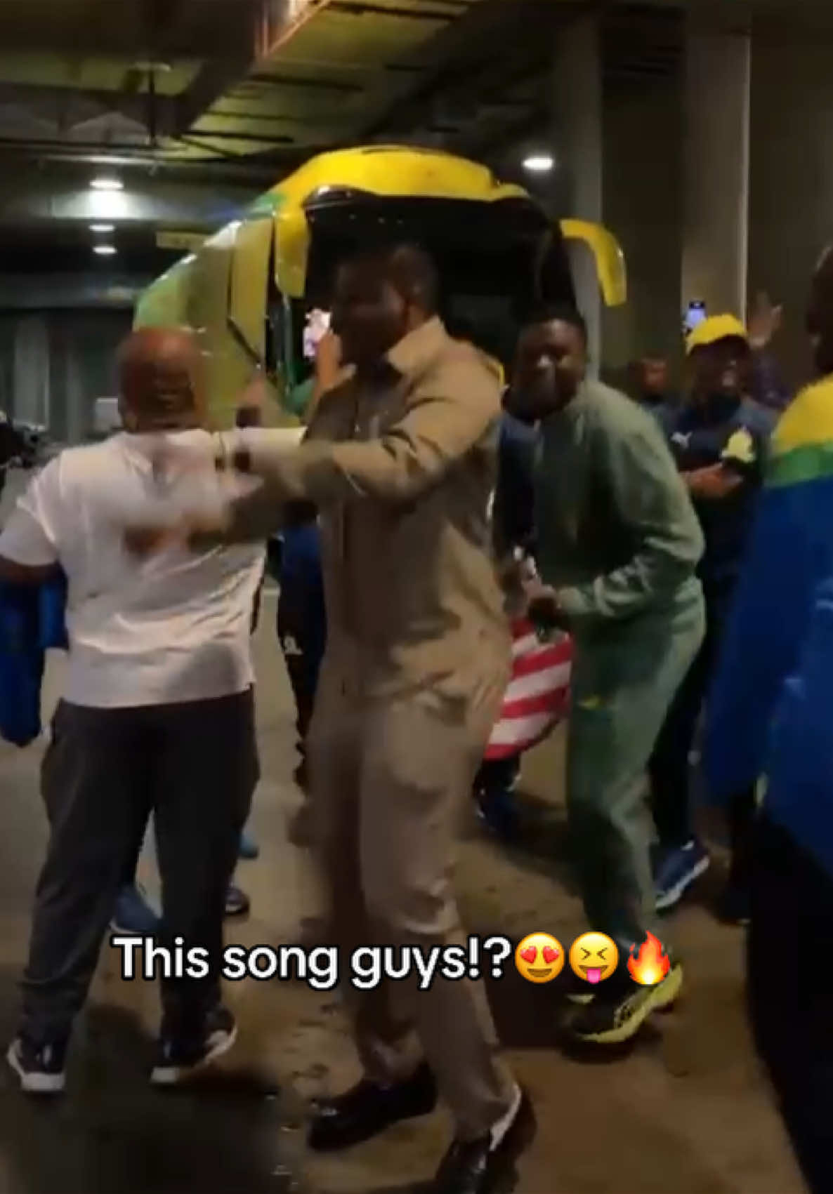 “Ba Chaba metsi,ba chaba le basadi makhosi bare makatsa”🤣🤣🔥😝💛#mamelodisundowns #fyp #orlandopirates #chiefs 