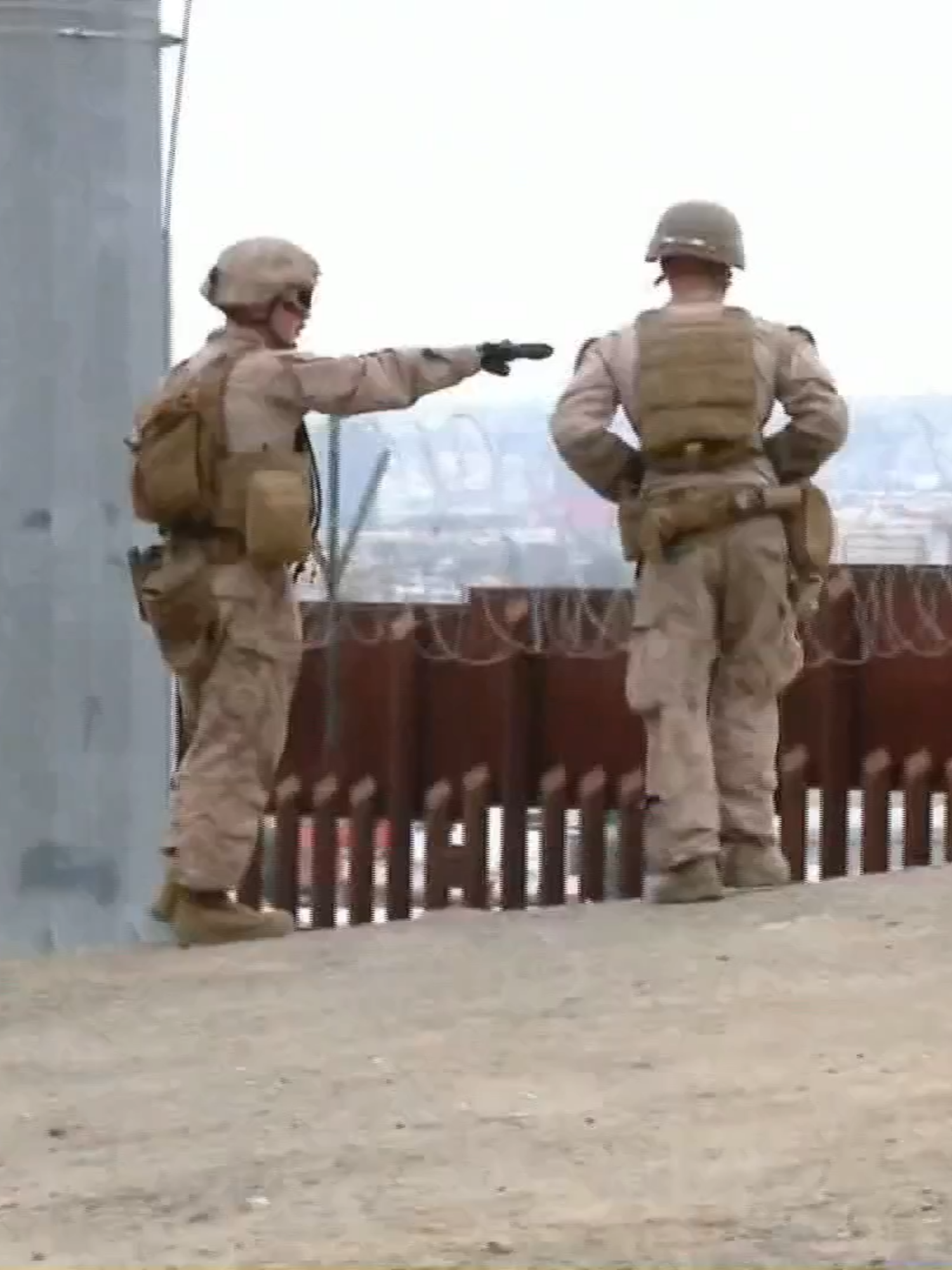 Tropas militares refuerzan el muro fronterizo en #SanIsidro, #California, para evitar entradas ilegales. Mientras, La Guardia Nacional de México también reforzó la seguridad contra el tráfico de drogas y personas en la ciudad de Tijuana, fronteriza con San Diego, con la llegada de 500 agentes.