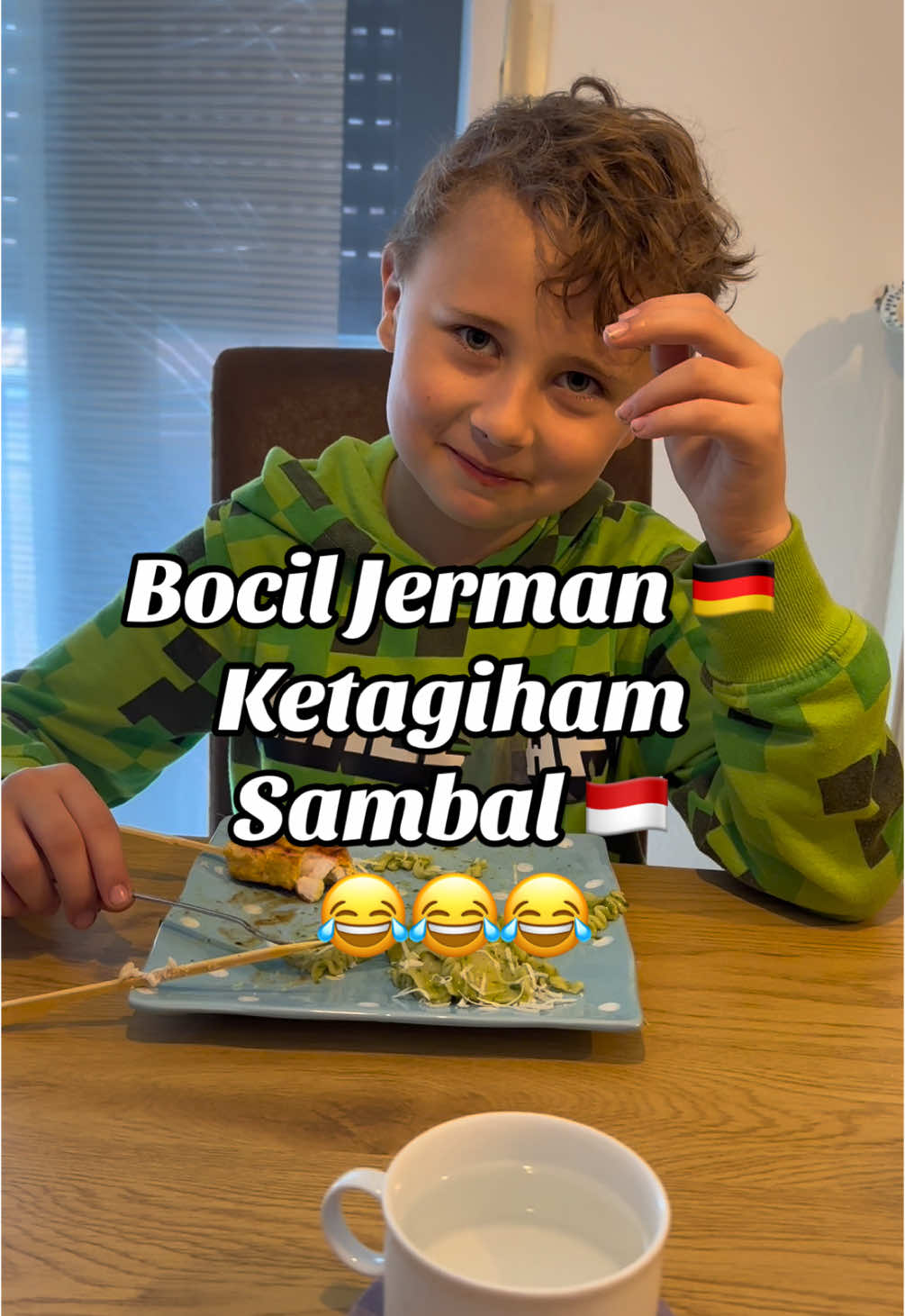 Makanan favorit bocil Jerman 🇩🇪😂ngak taunya sambal bund😂selera kampung🤭🇮🇩#fyp #fypindonesia #indojerman #keluargabahagia #suamibule #anakbule #masakdirumah #bulemakan #sambal #pedas #bulemakan #ayamgorengbawangputih #ayamgoreng #masak #gemoy 