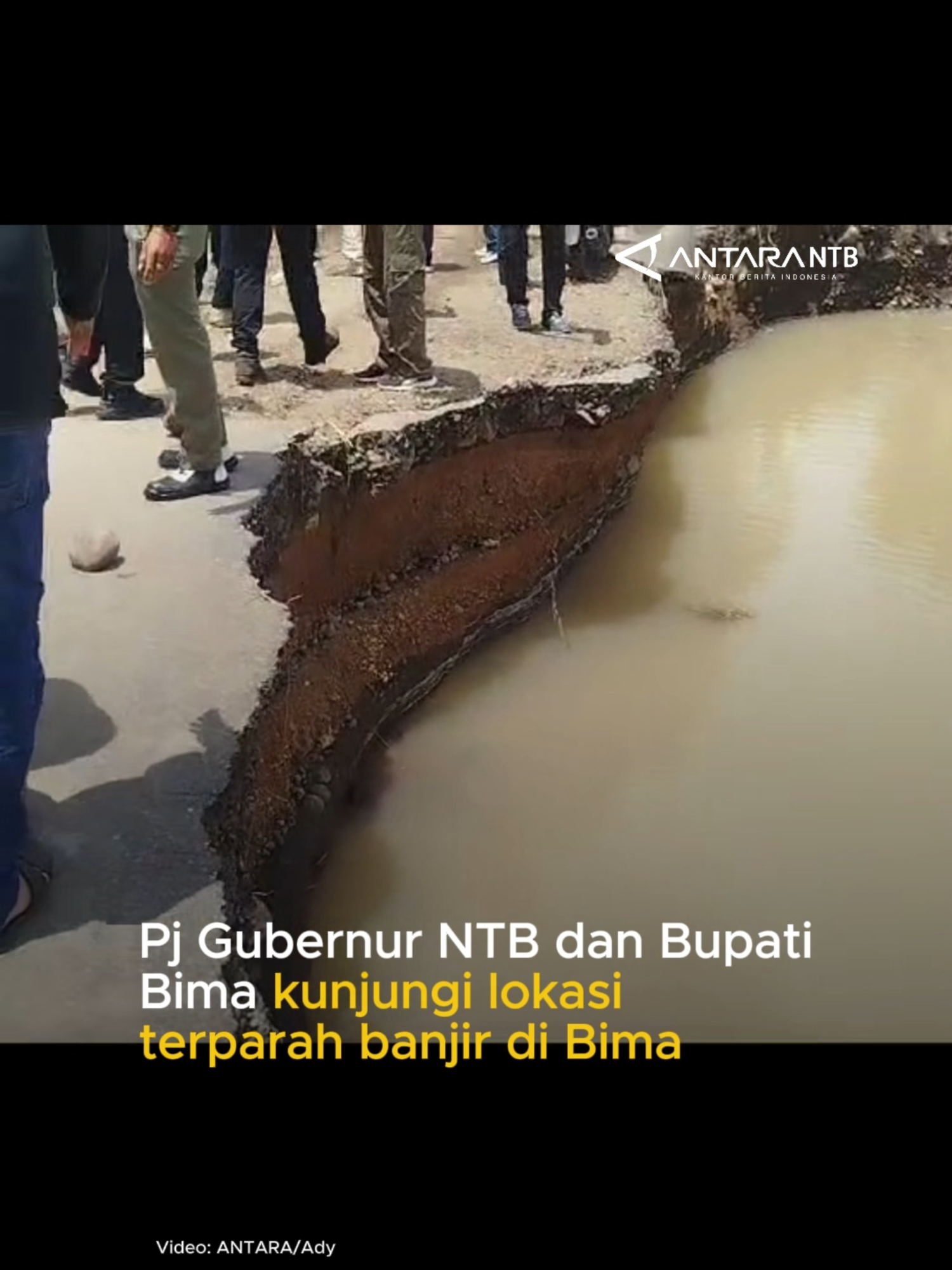 Pj Gubernur NTB bersama Bupati Bima mengunjungi lokasi terparah banjir di Weira, Bima, NTB. Selain itu, Pj. Gubernur NTB Hasanuddin bersama Bupati Bima juga berkunjung ke rumah duka sekaligus memberikan santunan kepada keluarga korban. #banjir #banjirbimantb #bimantb🥰🥰 #banjirbima #lomboktiktok #mataramtiktok #tiktoknews #lomboknews #lomboktiktok_fyp #lombokviral #fyp