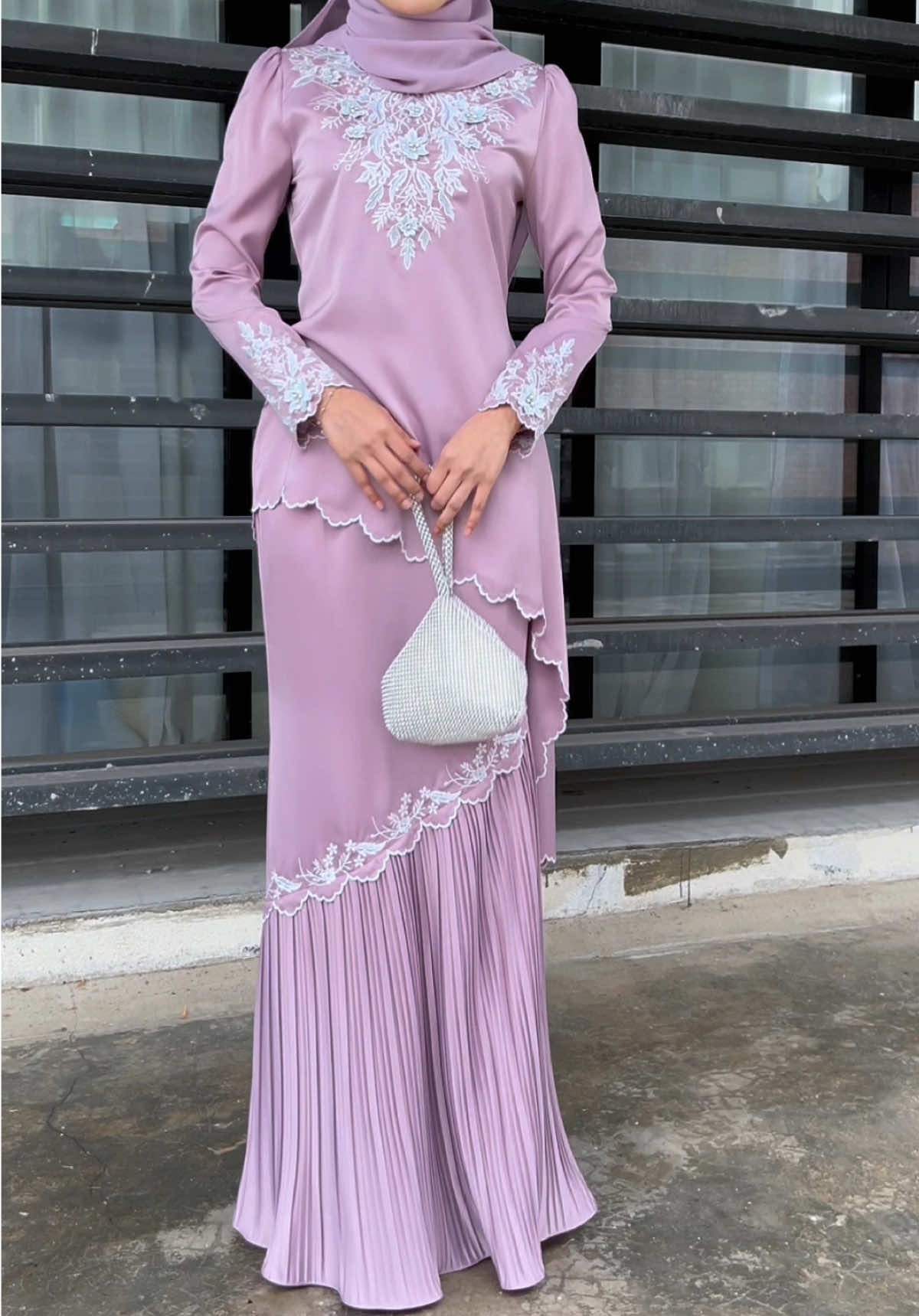 Dee tumpang lalu lagi nak racun uolls dgn new collection Raya ✨🫣 Feeling pretty in Anaria in violet ice and ready to take on the world, one soft step at a time. 💜💫  #jlabella #jlabellaatelier #bajukurung #bajuraya #bajunikah #bajutunang #bajukonvo #gamis #transition #fashion #raya #dance #bajudinner #jlabellaanariakurung #violetice #grwm #rwm #JlabellaGlamorousRaya2025 #JlabellaRayaSeries 