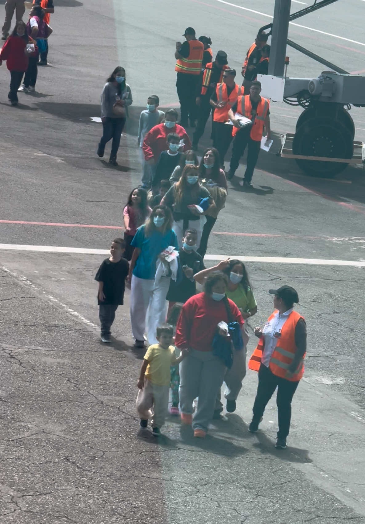 Este vuelo llegó mientras esperaba mi avión hacia #Miami y me causa una #tristeza muy grande al ver tantos #littlekids regresando al país con sus padres o familiares #deportados 💔 Esto fue Grabado en Aeropuerto Internacional de #ElSalvador #💔 #indocumentados #ilegalimmigrants #ilegales_con_orgullo #bestrong #sad #supersad #elsalvador🇸🇻 #elsalvador🇸🇻💙 