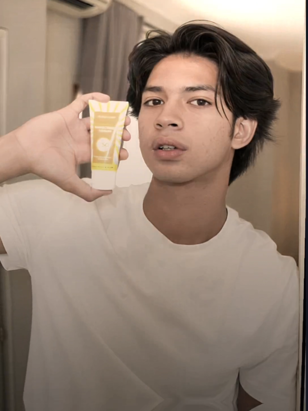 Gawat dia udh bisa pke sound dia teman-teman 😭 mohan yang posting, gw yang jj in mohbtw gw jg pake ss azarine, 08 brp?  @arya mohan  #aryamohan #mohan #asmaragenz #agz #azarinesunscreen #fyppp 