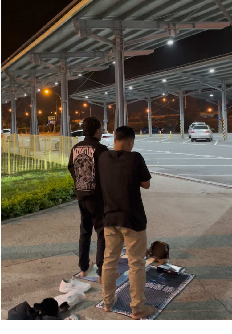 Gus Ellham di tengah perjalanan menuju bandara masuk waktu subuh , akhirnya di rest area tol Taiwan mencari mushola /masjid ternyata sulit sekali menemukan masjid bahkan hampir tidak ada , alhamdulillah e mas Rohmad mbawa sajadah akhirnya gus ell berhenti di rest area dan melaksanakan solat subuh . Sehat selalu gus 😭❤️. #fyppppppppppppppppppppppp #fypp #viralvideotiktok #fypdonggggggggg #fypdonggggggggggggシ #fypシ゚viral #fyyyyyyyyyyyyyyyy #viralvideotiktok #fypp #fyppppppppppppppppppppppp #fypdonggggggggg #viralvideotiktok #fypシ゚viral #taiwan🇹🇼 #taiwan🇹🇼 #fypシ゚viral #taiwantiktokers #fyppppppppppppppppppppppp #fypp #fypdonggggggggg #viralvideotiktok #fyyyy #fypppppppppppppppppppppppppppppp #viralvideotiktok #fypp #fyppppppppppppppppppppppp #fypdonggggggggggggシ #fypdonggggggggg #fypシ゚viral #taiwantiktokers #fypシ゚viral #fypp #viralvideotiktok #fyppppppppppppppppppppppp #fypdonggggggggggggシ #fypシ゚viral🖤tiktok☆♡🦋myvideo❤️❤️🥰🥰🥰fyp💔🕊😢 #taiwan @MT. IBADALLAH OFFICIAL 