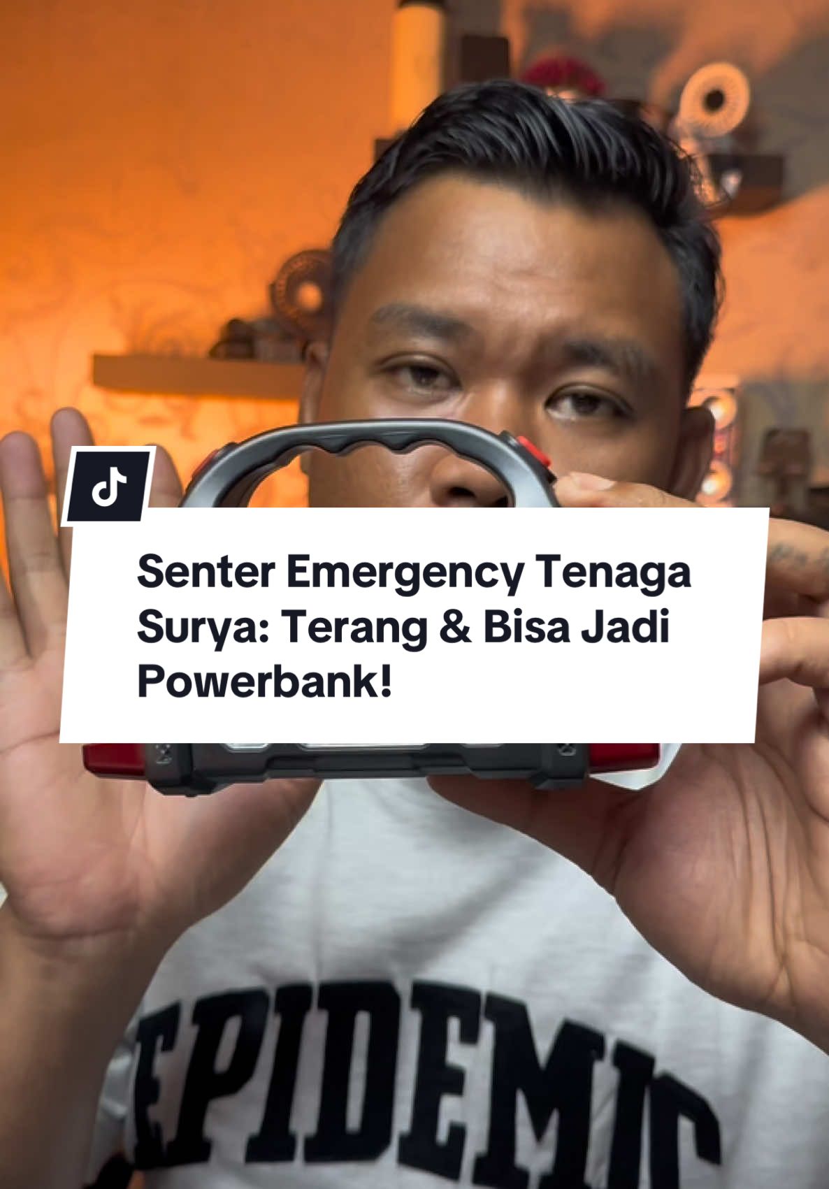 Satu alat, dua fungsi! 🔦⚡ Senter Emergency Tenaga Surya ini nggak cuma menerangi dalam gelap, tapi juga bisa jadi powerbank untuk mengisi daya gadgetmu. Dilengkapi panel surya, hemat energi & siap digunakan kapan saja! #SenterEmergency #TenagaSurya #SenterMultifungsi #PowerbankSolar #HematEnergi #SiagaDalamGelap #OutdoorGear #SurvivalKit #SenterTenagaMatahari #PraktisDanHandal 