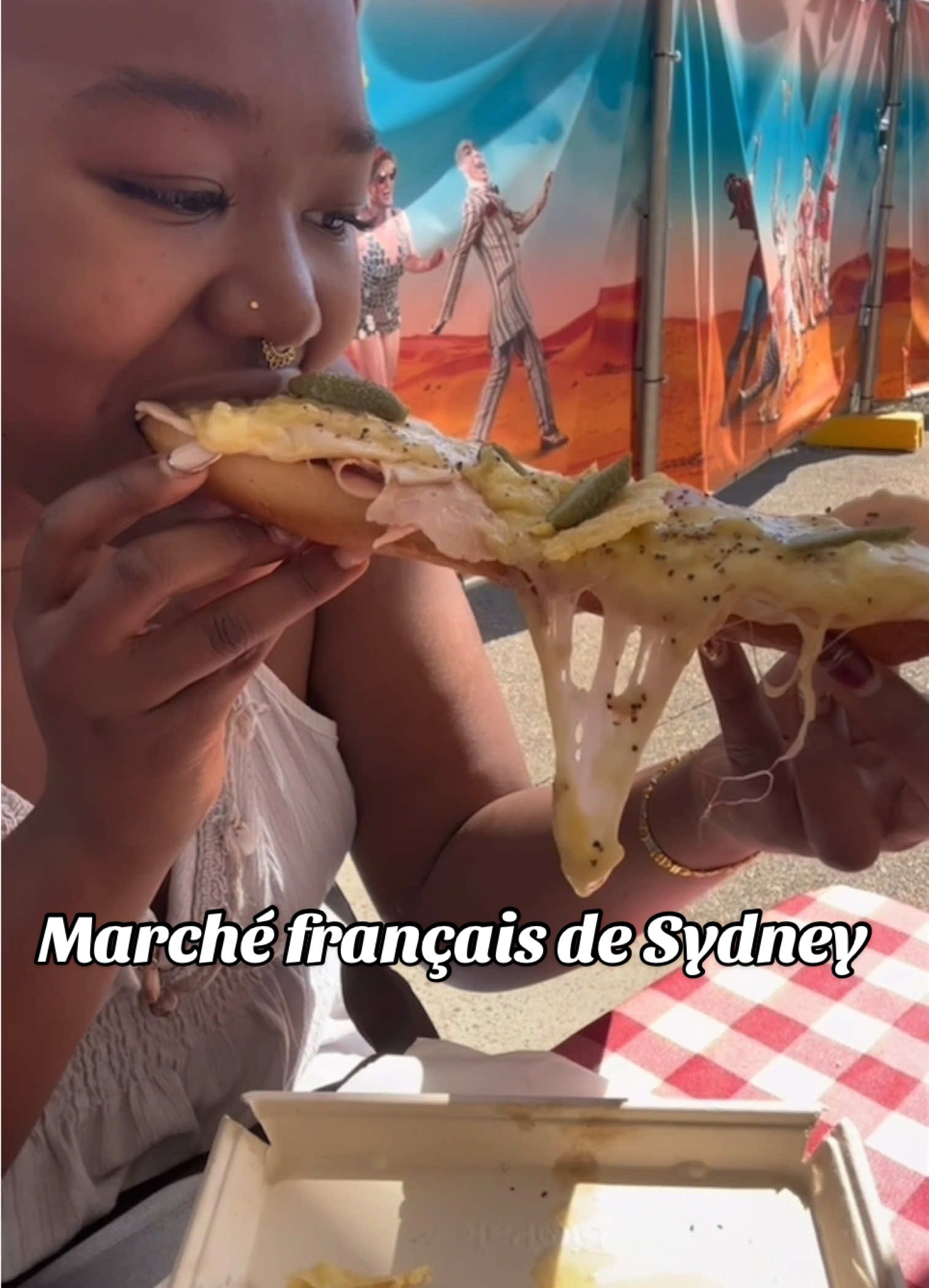 🇫🇷🥖 Fromage fondu, bonne ambiance et produits du terroir…  Bienvenue au marché français de Sydney ! 🧀🔥  Suivez-moi à la découverte des stands, des saveurs et surtout… de la raclette qui m’avait tant manqué !  🤤 Qui veut une bouchée ? 👀👇 🎥 Regarde jusqu’à la fin et dis-moi en commentaire ce que tu goûterais en premier ! ⬇️ #Foo#Foodiedney #Mar#MarchéFrançaiso#FromageLoverclette #fromage 