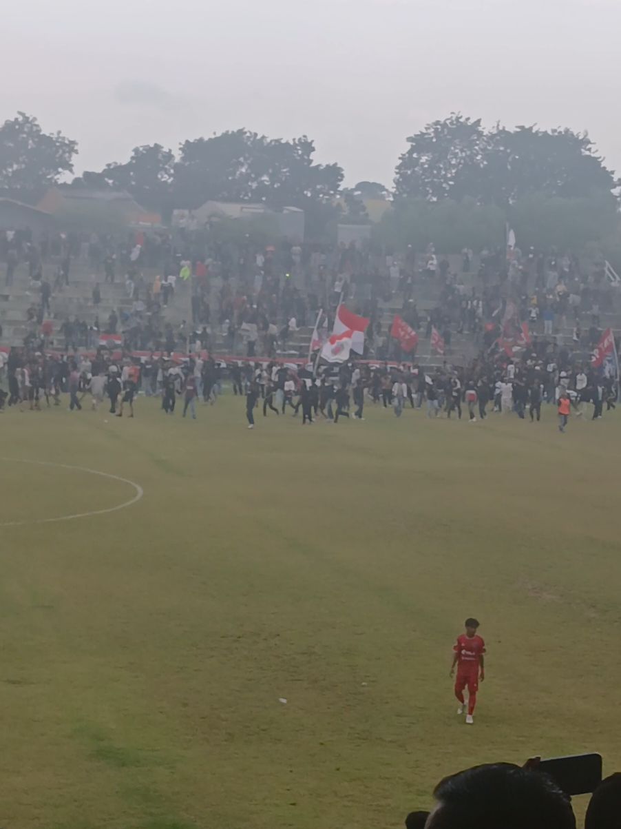 Pecahhhh 🔥🔥🔥 Persipur Purwodadi Vs Persebi Boyolali Suporter turun ke lapangan 😂 #fy #fypシ #fyp #rusuh #suporter #persipur #purwodadi 