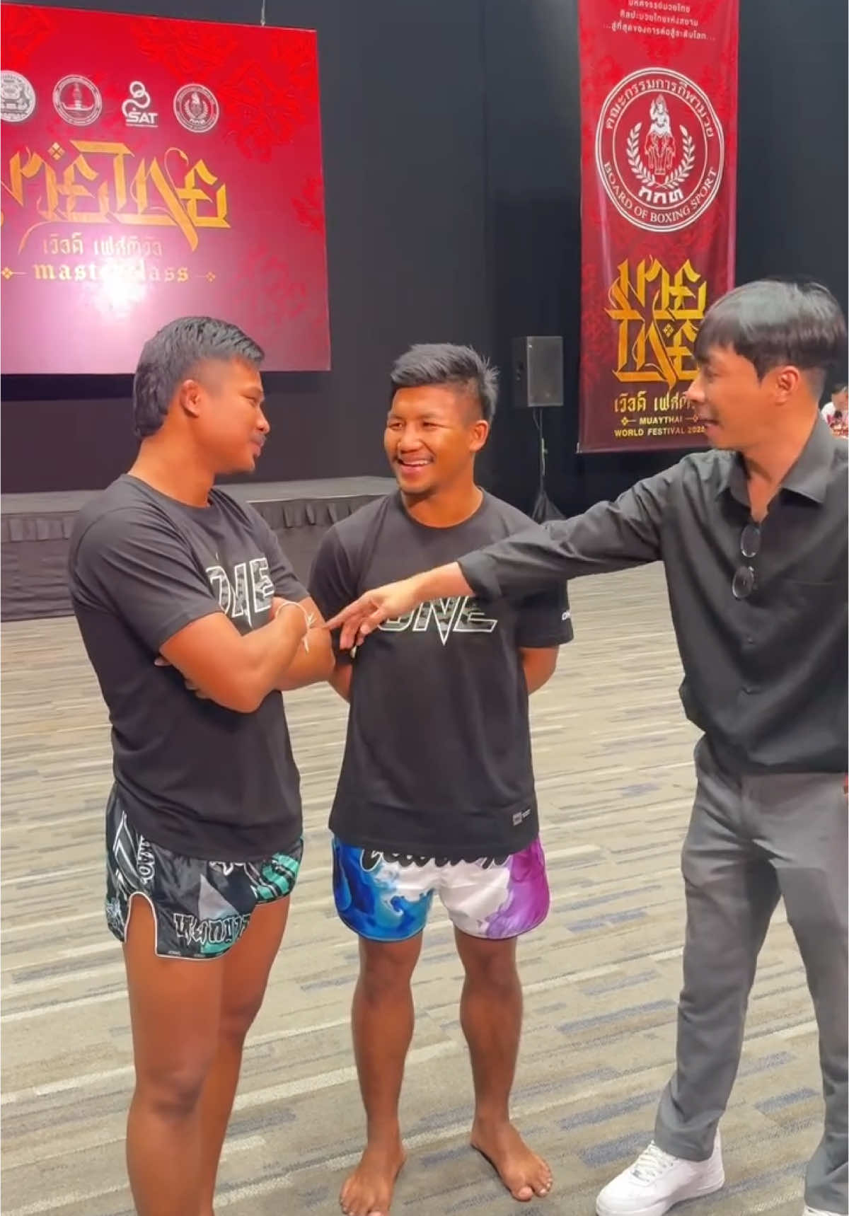 จะล่อกันอีกแล้ว…. #ซุปเปอร์เล็ก #รถถังจิตรเมืองนนท์ #onechampionship #muaythai 