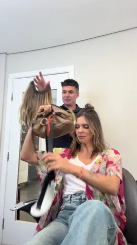 @Fernanda Lima  Diva! Gente, é simplesmente maravilhoso! Ela vai mostrar como conquistar um cabelo incrível sem precisar do fixo. A Fernanda já usa há meses e está amando! O truque é escolher o acessório com o tamanho exato da circunferência da sua cabeça. O cabelo dela melhorou muito depois que ela deixou o alongamento fixo de lado. Sensacional 