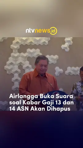 Menteri Koordinator Bidang Perekonomian (Menko Perekonomian) Airlangga Hartarto merespons rencana penghentian gaji ke-13 dan 14 bagi Aparatur Sipil Negara (ASN) di Indonesia. Airlangga mengaku tidak bisa berkomentar mengenai kabar penghapusan gaji ke 13 dan 14 para ASN tahun ini. Menurutnya kebijakan ini berada diranah Menteri Keuangan (Menkeu) Sri Mulyani. Sementara bagi pekerja swasta, Airlangga telah melakukan pembicaraan dengan Menteri Ketenagakerjaan Yassierli guna kesiapan pembayaran THR. “THR dan gaji ke 13 dari segi perusahaan kemarin saya sudah berbicara dengan Menteri Tenaga kerja, Menteri Tenaga kerja juga akan mempersiapkan untuk itu,”  ungkap Airlangga. Seperti diketahui, isu ini mencuat setelah beredarnya sebuah pesan berantai di WhatsApp. Pesan tersebut bertuliskan bahwa pemerintah akan menghentikan gaji ke 13 dan 14 ASN. Kemudian Presiden Prabowo disebut sudah memanggil sekjen kementerian untuk membahas mengenai gaji tersebut. #airlangga #gaji #asn #kemenkeu #prabowo #viral #news #ntvnewsid